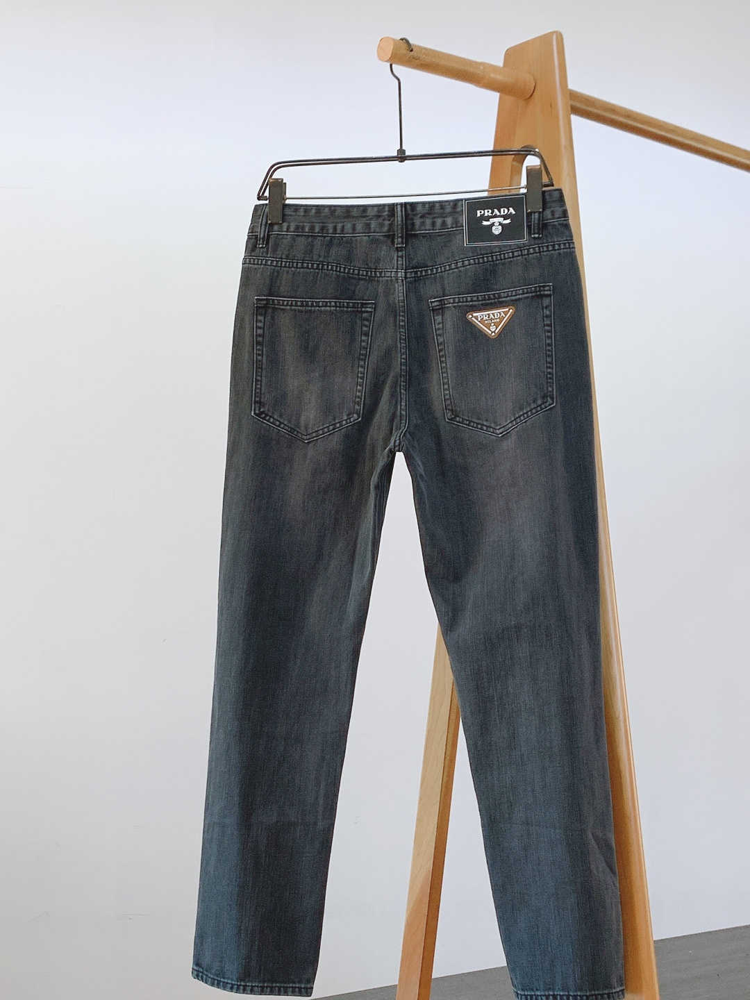 Prada 普拉达 2025FW秋冬新品灰调质感牛仔裤👖当经典丹宁撞上极简审美水洗灰调揉出恰到好处的做旧