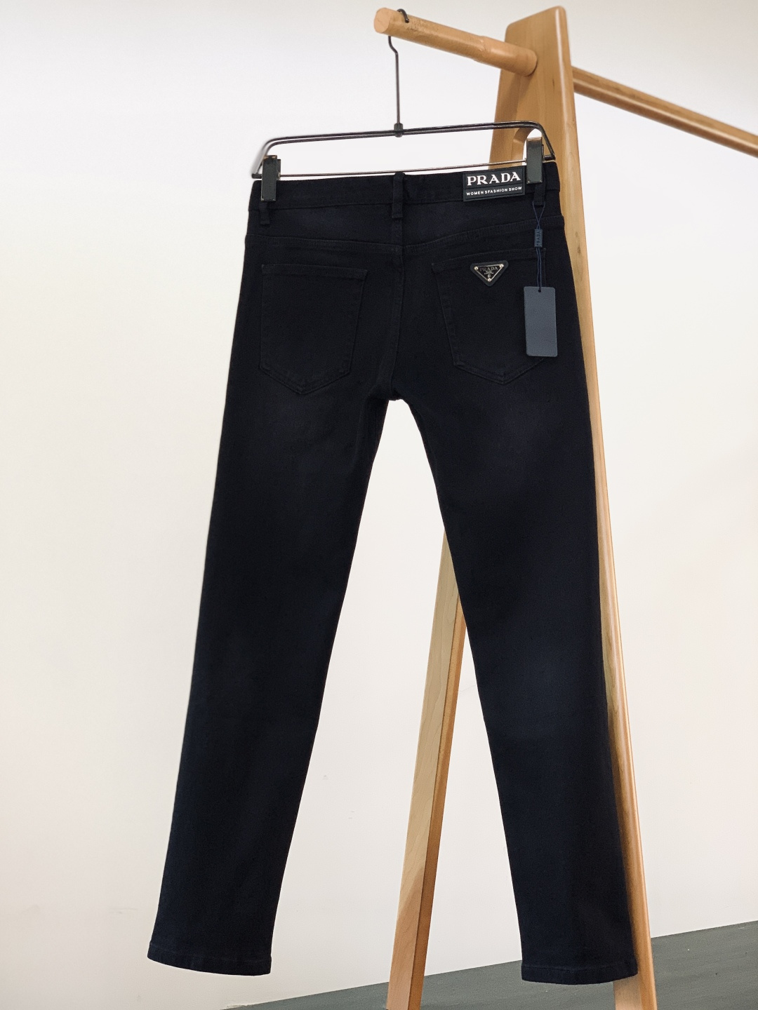 Prada 普拉达 2025FW秋冬新品 高级时装感 进口牛仔面料 , 洗水牛仔裤。面料很特殊，超细精仿