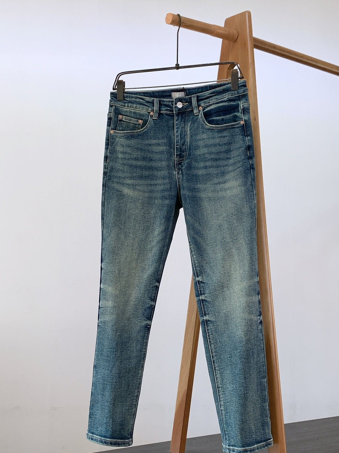 Dior Homme 迪奥·桀傲 2025FW秋冬新品 高级时装感 进口牛仔面料 , 洗水牛仔裤。面料很