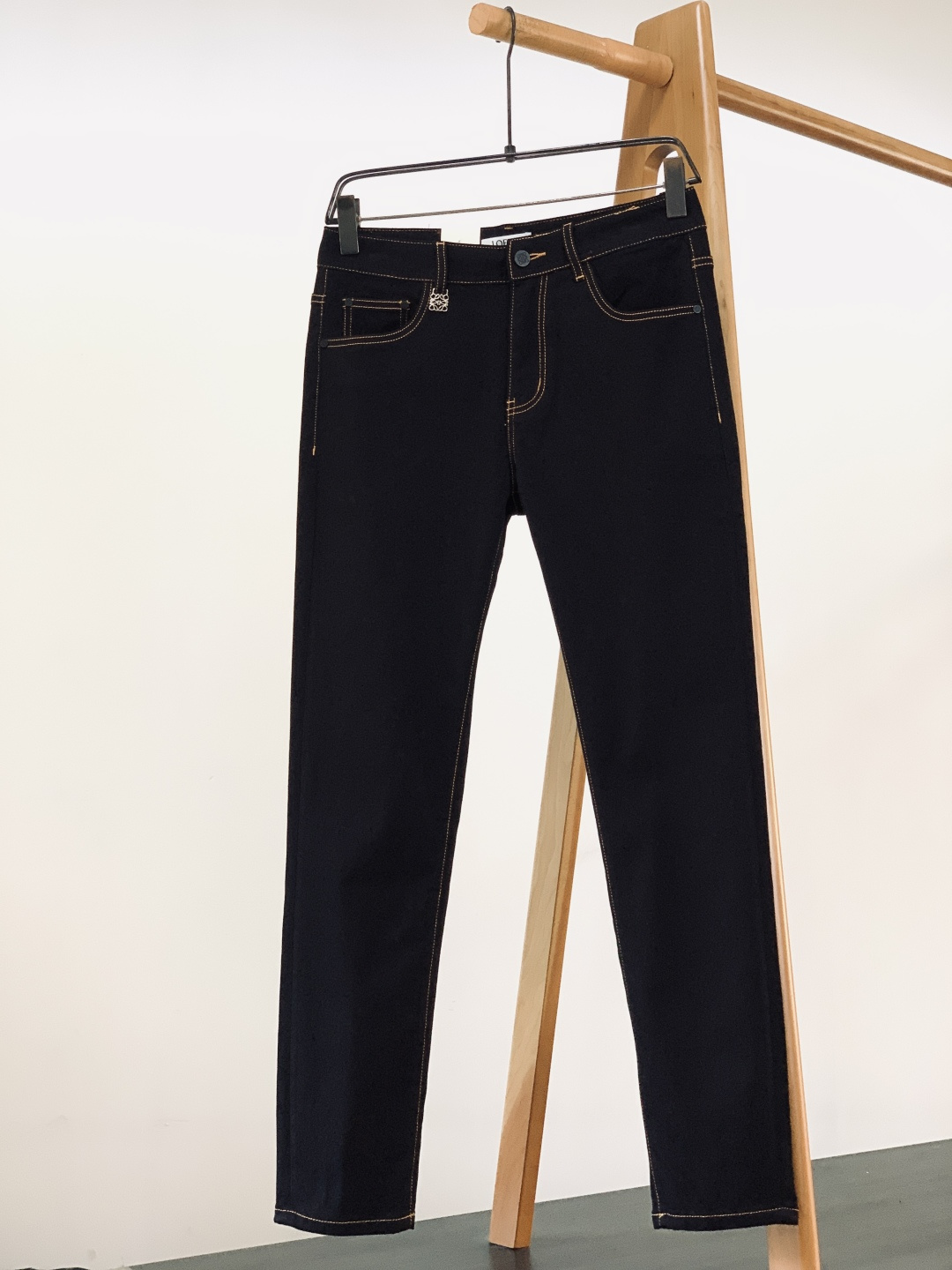 Loewe 罗意威 2025FW秋冬新品 高级时装感 进口牛仔面料 , 洗水牛仔裤。面料很特殊，超细精仿