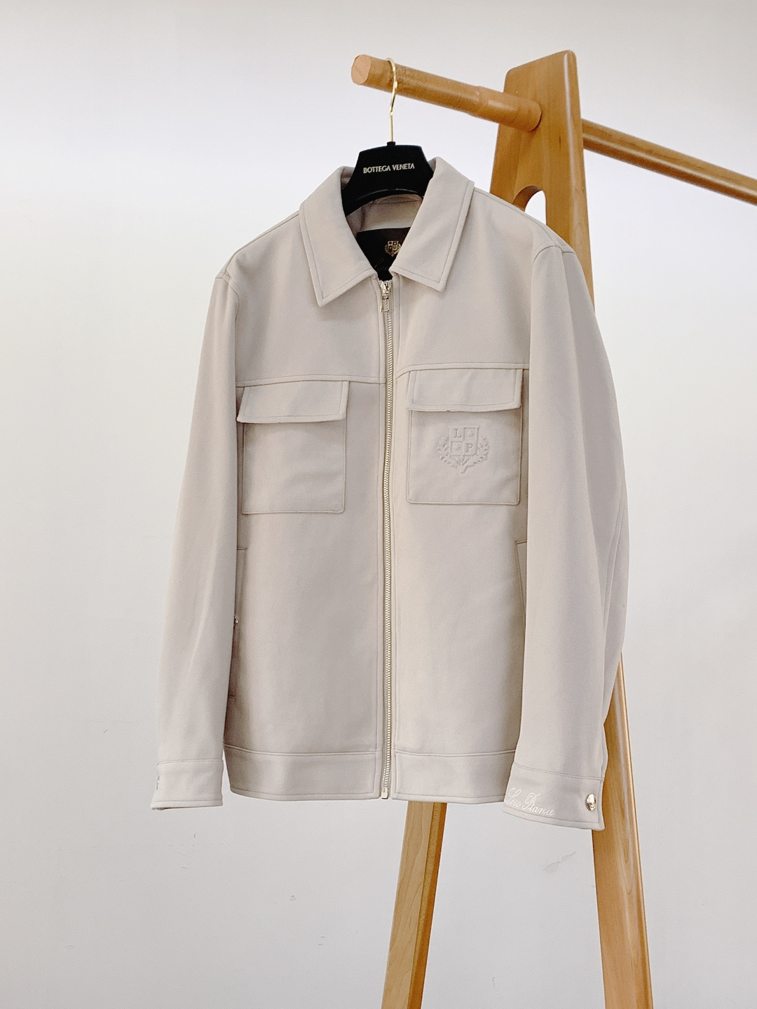 LoroPiana L.P FW秋冬新品lP🆕质感夹克，把“低调奢华”穿在身上。• 面料触感：82%棉+