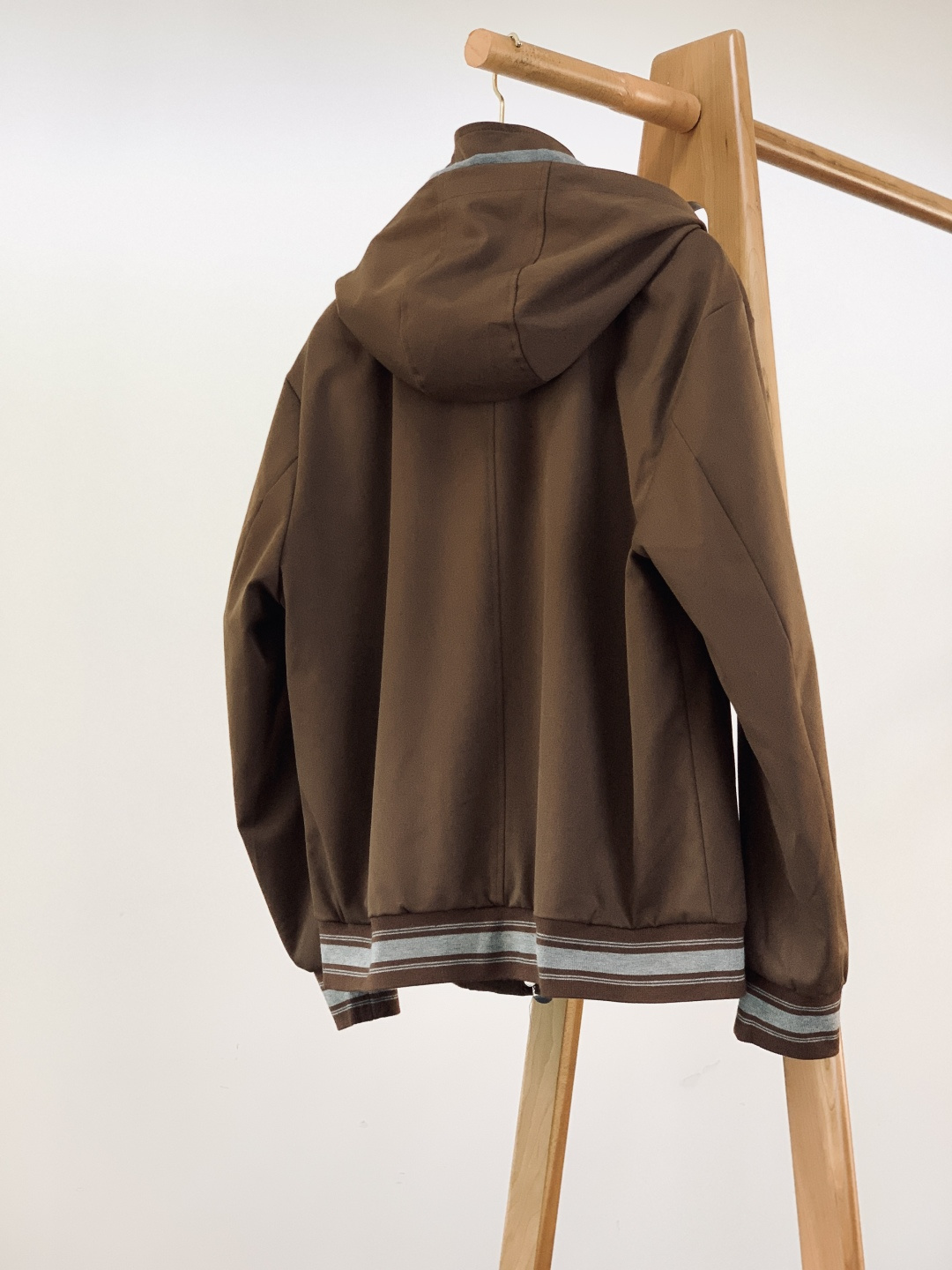 Kiton 奇顿 2025FW秋冬新品 可拆卸连帽外套。连帽内侧采用灰色针织面料，与外层棕调肌理面料形成