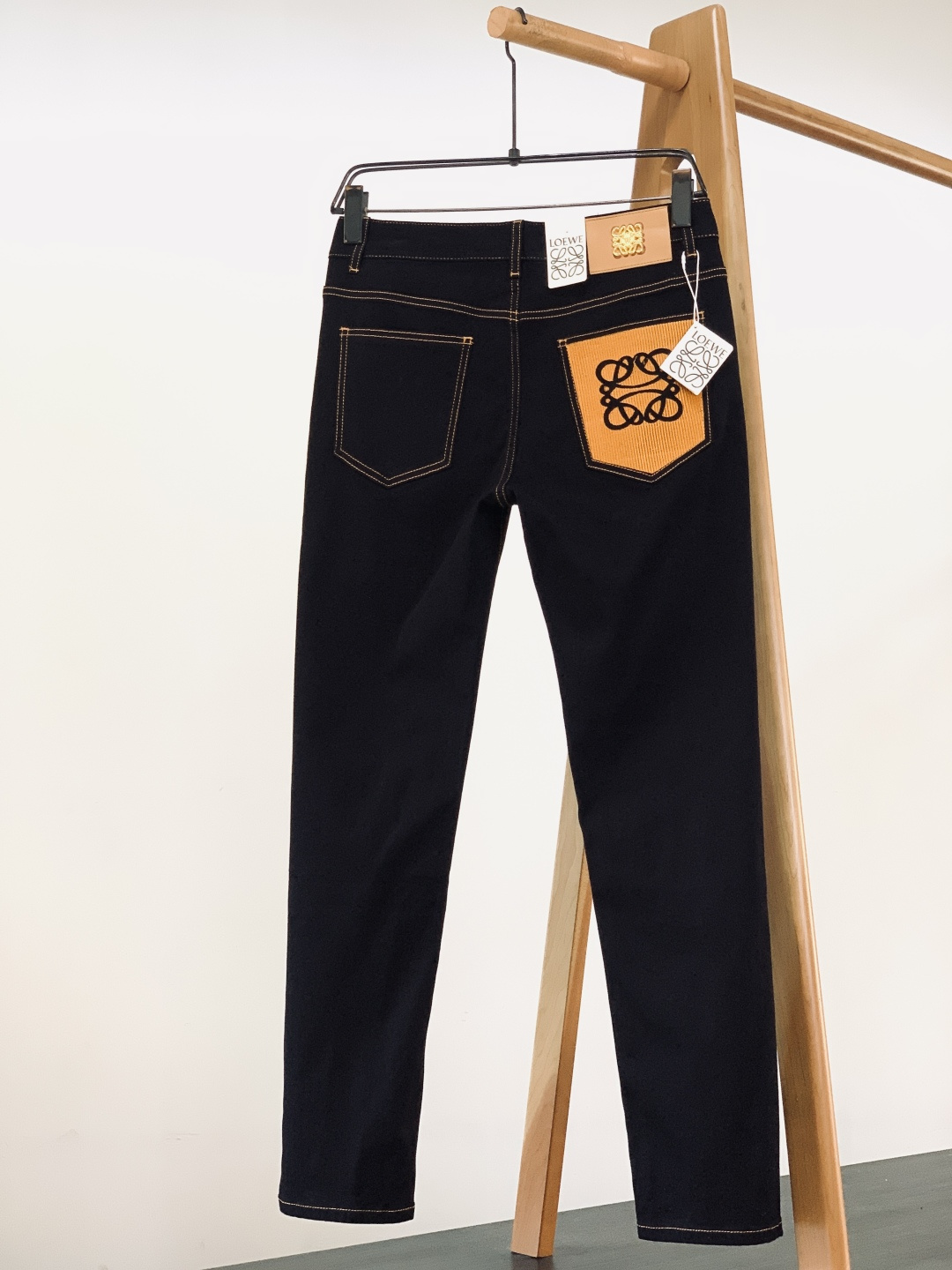 Loewe 罗意威 2025FW秋冬新品 高级时装感 进口牛仔面料 , 洗水牛仔裤。面料很特殊，超细精仿