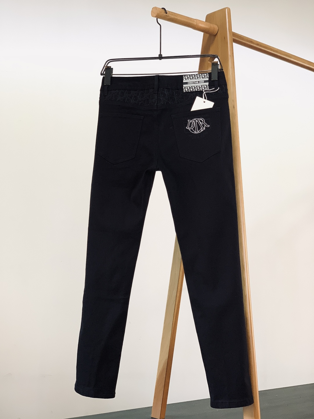 Dior Homme 迪奥·桀傲 2025FW秋冬新品 高级时装感 进口牛仔面料 , 洗水牛仔裤。面料很