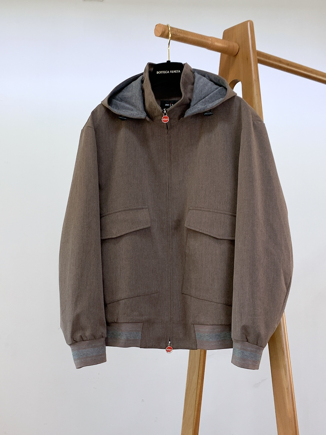 Kiton 奇顿 2025FW秋冬新品 可拆卸连帽外套。连帽内侧采用灰色针织面料，与外层棕调肌理面料形成