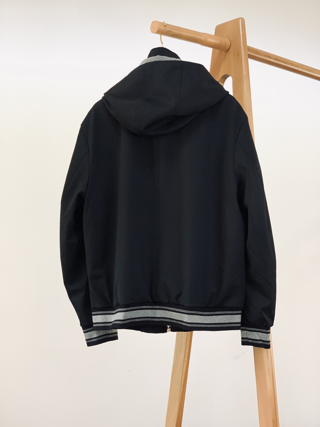 Kiton 奇顿 2025FW秋冬新品 可拆卸连帽外套。连帽内侧采用灰色针织面料，与外层棕调肌理面料形成