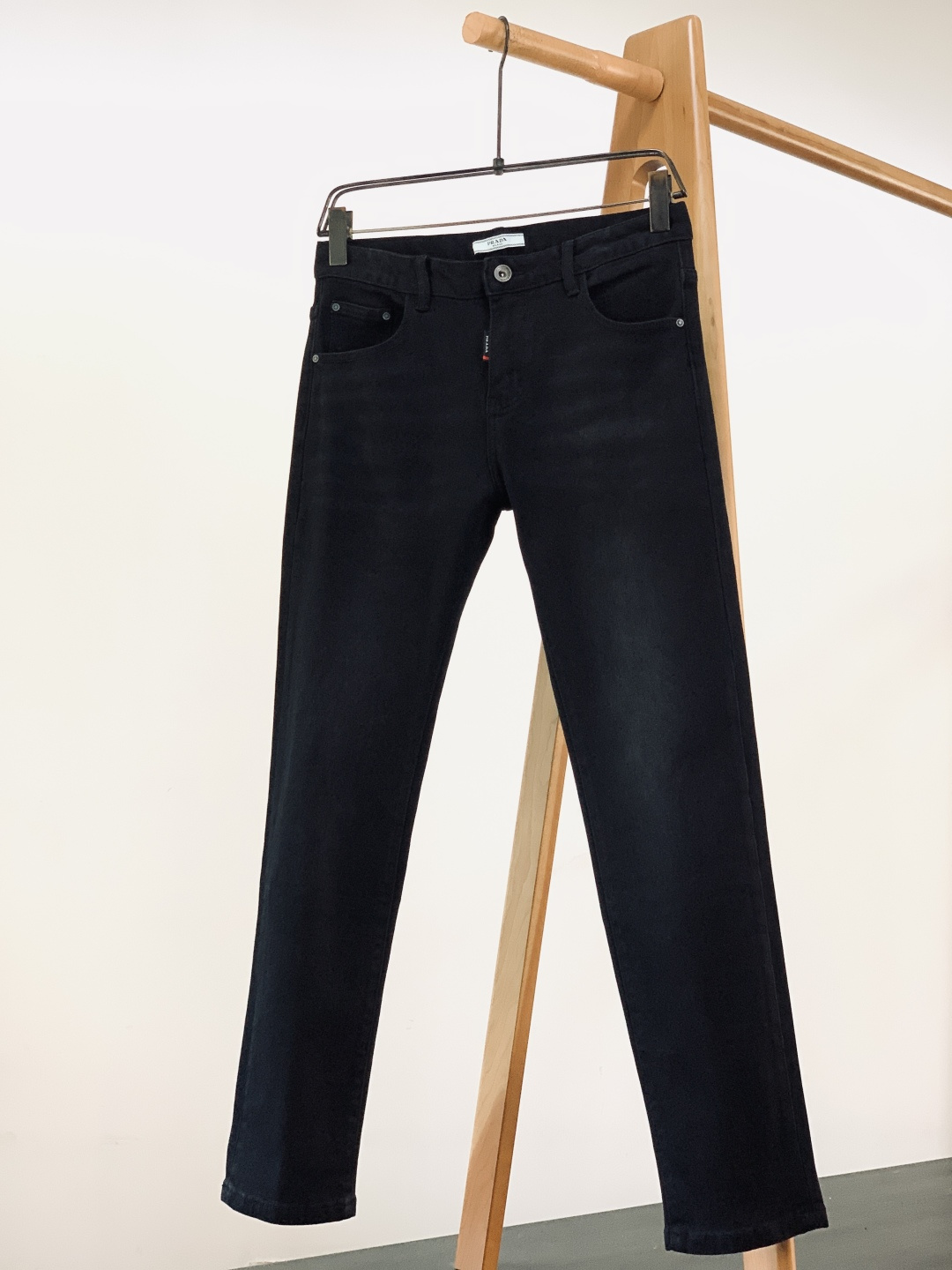 Prada 普拉达 2025FW秋冬新品 高级时装感 进口牛仔面料 , 洗水牛仔裤。面料很特殊，超细精仿