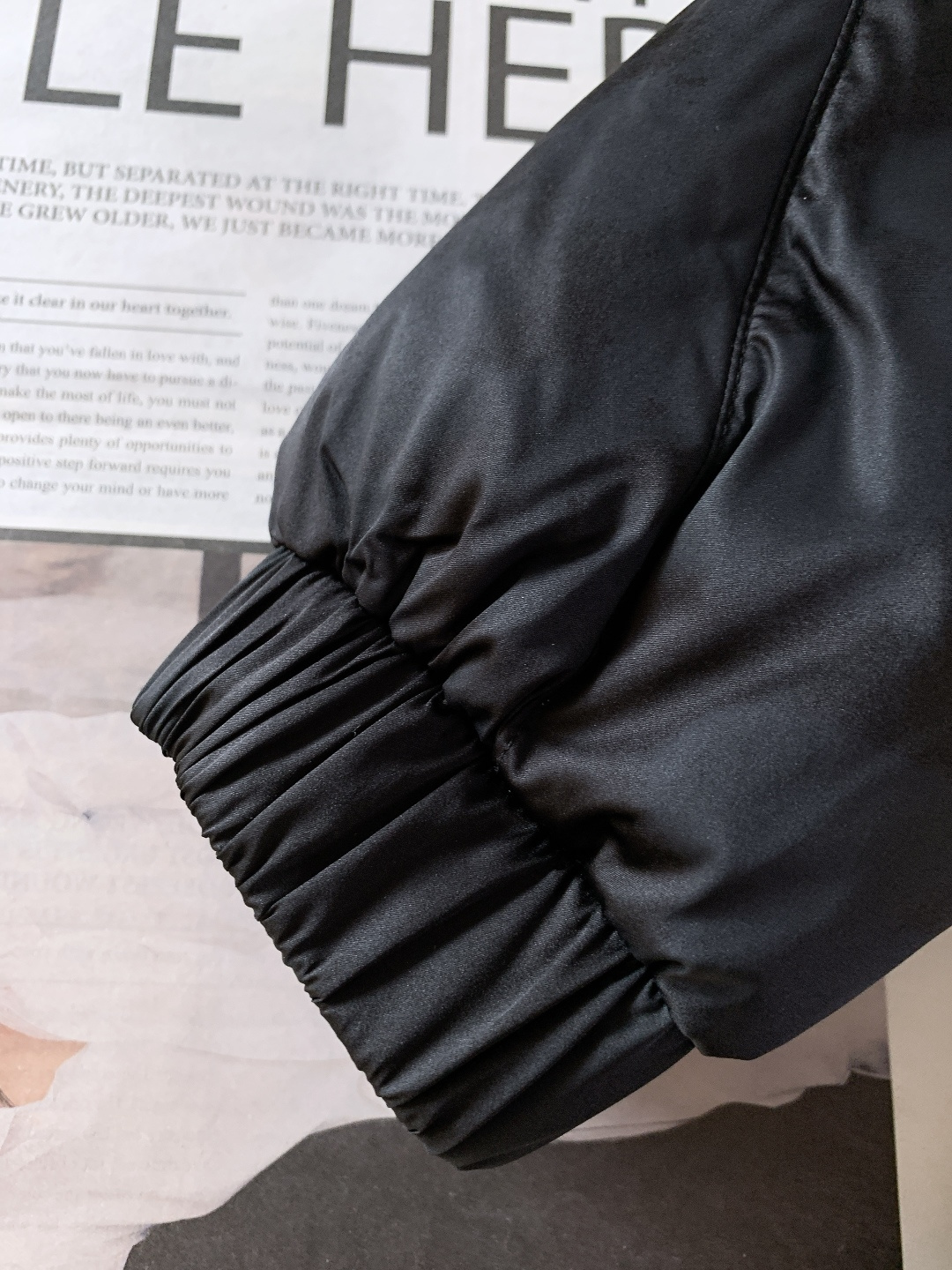 Dior Homme 迪奥·桀傲 2025FW秋冬新品暗纹立领羽绒服。整体采用黑色迷彩暗纹材质，自带低调