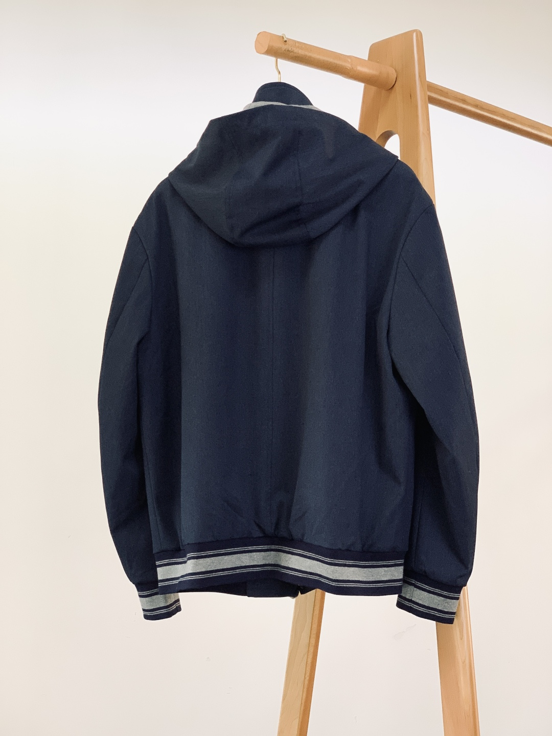 Kiton 奇顿 2025FW秋冬新品 可拆卸连帽外套。连帽内侧采用灰色针织面料，与外层棕调肌理面料形成