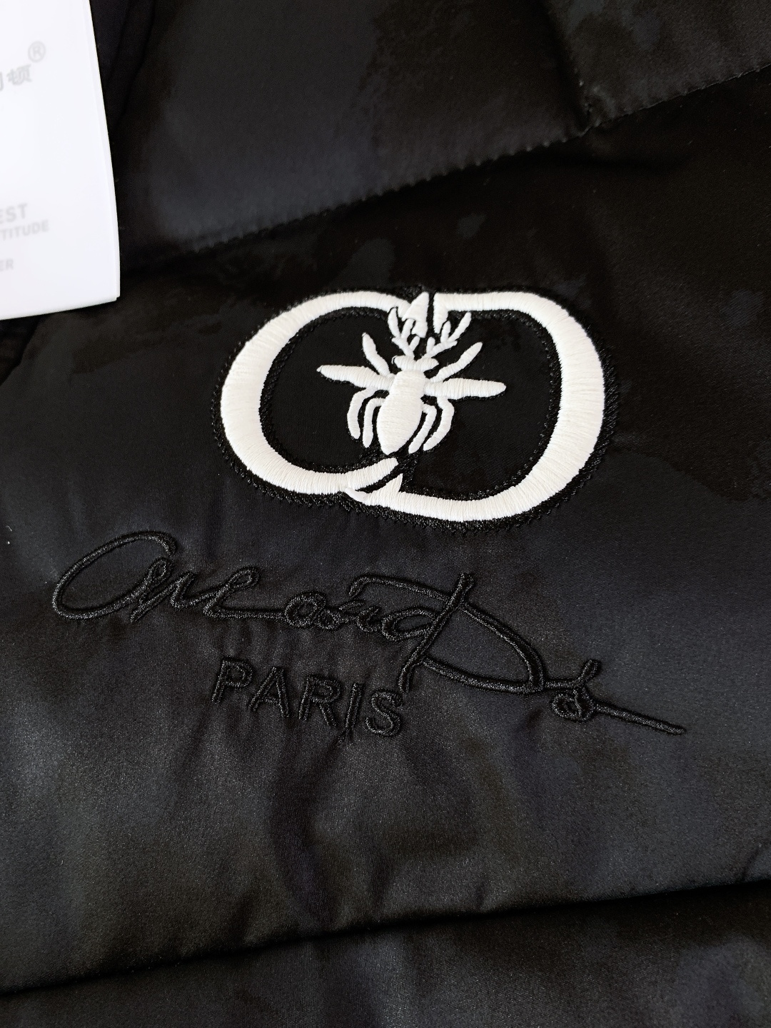 Dior Homme 迪奥·桀傲 2025FW秋冬新品暗纹立领羽绒服。整体采用黑色迷彩暗纹材质，自带低调