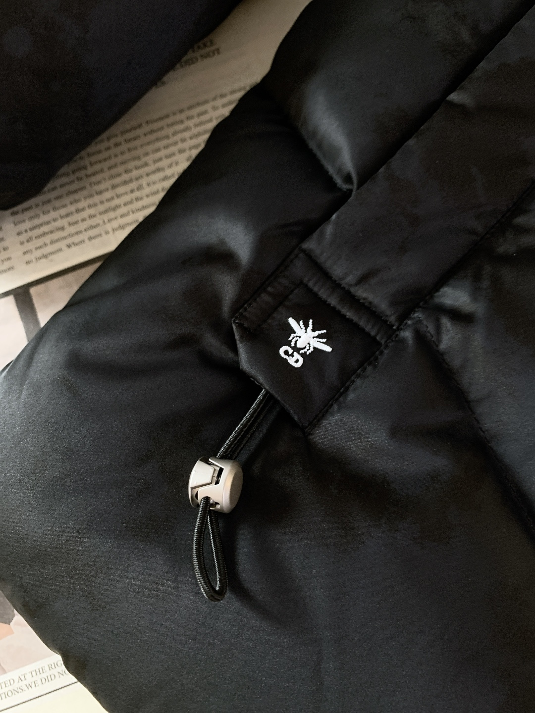 Dior Homme 迪奥·桀傲 2025FW秋冬新品暗纹立领羽绒服。整体采用黑色迷彩暗纹材质，自带低调