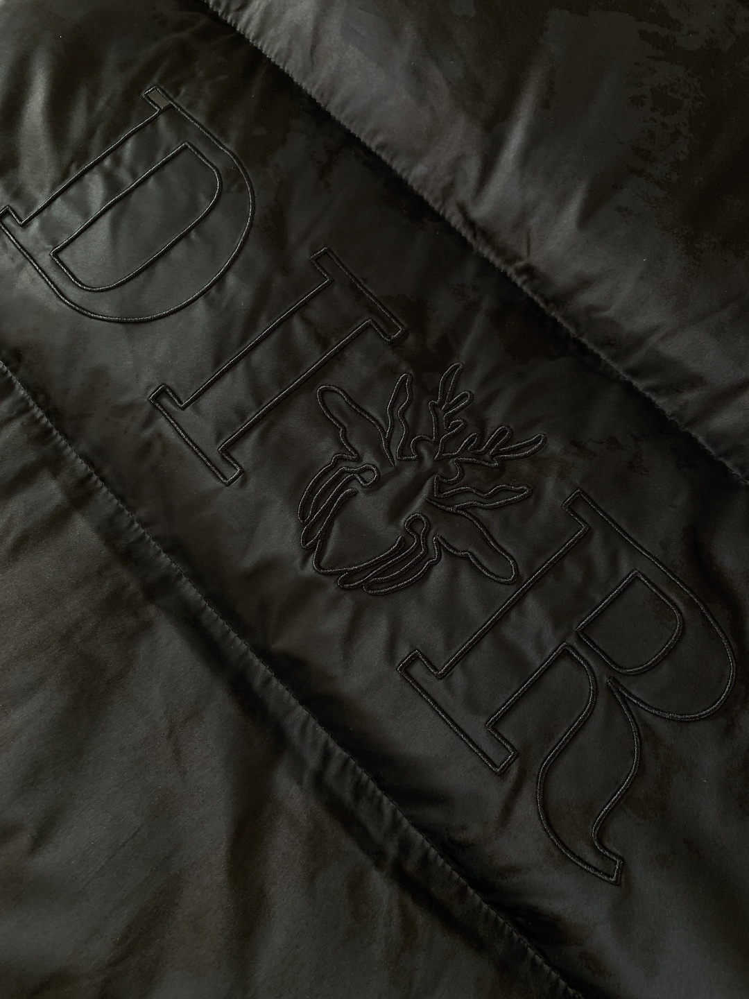 Dior Homme 迪奥·桀傲 2025FW秋冬新品暗纹立领羽绒服。整体采用黑色迷彩暗纹材质，自带低调