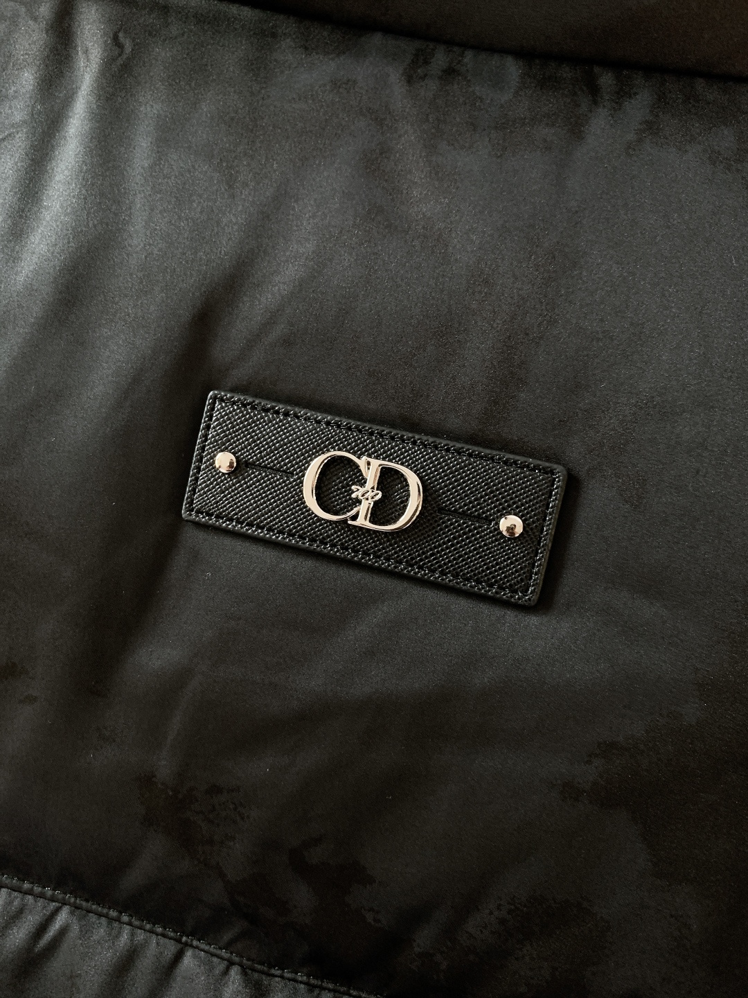 Dior Homme 迪奥·桀傲 2025FW秋冬新品暗纹立领羽绒服。整体采用黑色迷彩暗纹材质，自带低调