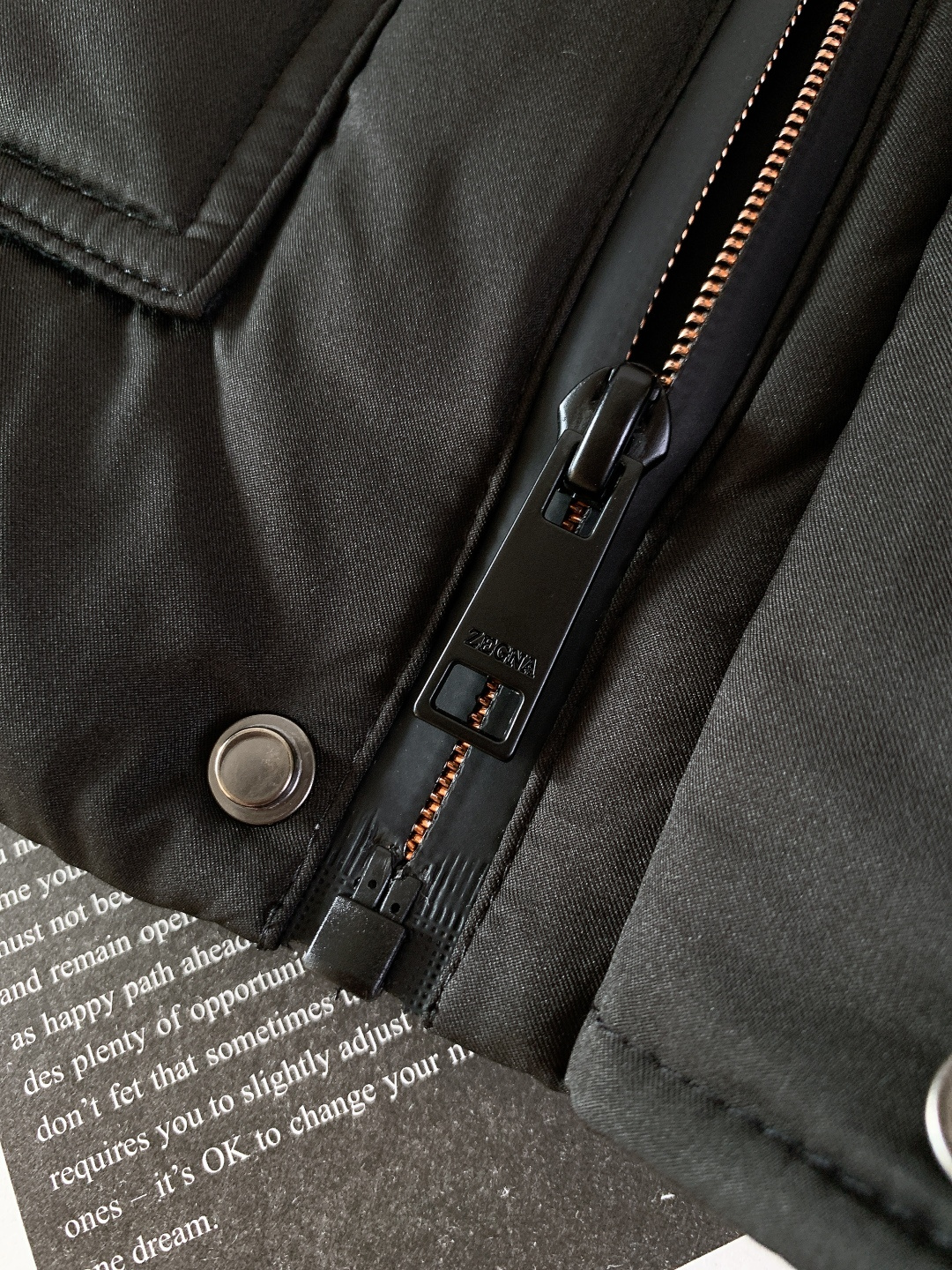 Ermenegildo Zegna 杰尼亚 2025FW秋冬新品 立领羽绒服夹克。利落挺括的立领+隐藏式