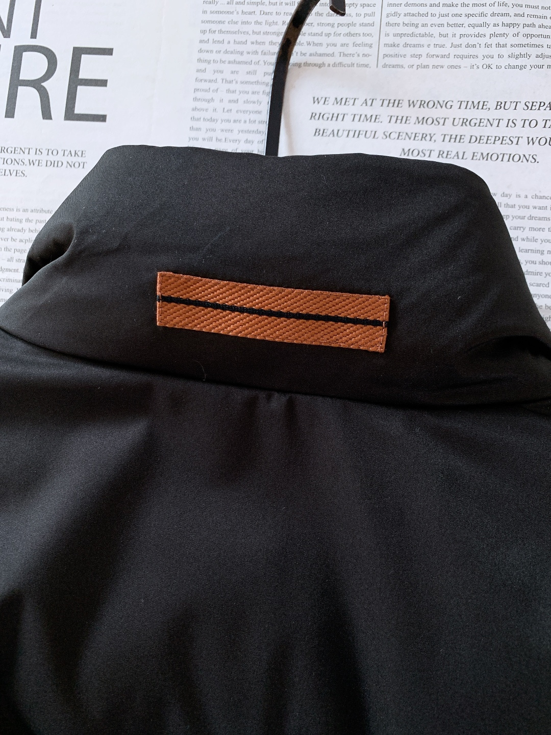 Ermenegildo Zegna 杰尼亚 2025FW秋冬新品 立领羽绒服夹克。利落挺括的立领+隐藏式