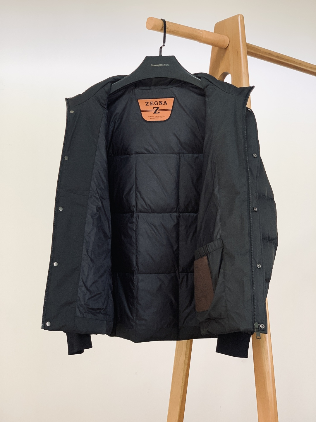 Ermenegildo Zegna 杰尼亚 2025FW秋冬新品 立领羽绒服夹克。利落挺括的立领+隐藏式