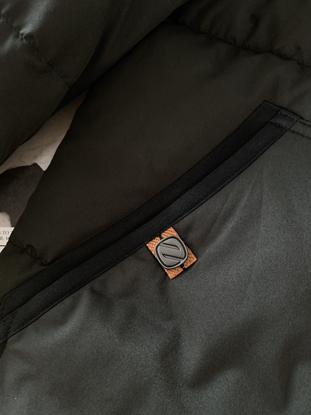 Ermenegildo Zegna 杰尼亚 2025FW秋冬新品 立领羽绒服夹克。利落挺括的立领+隐藏式