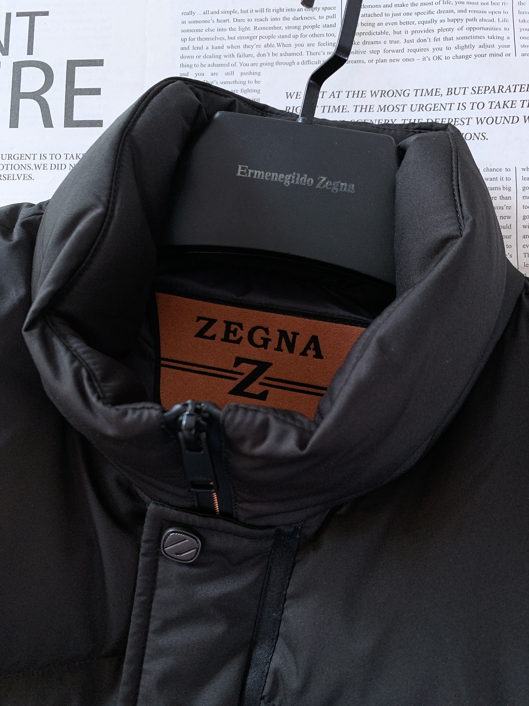Ermenegildo Zegna 杰尼亚 2025FW秋冬新品 立领羽绒服夹克。利落挺括的立领+隐藏式