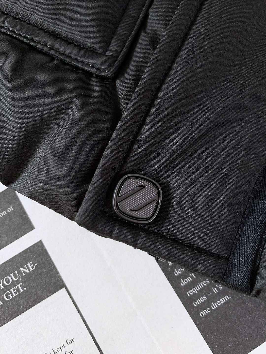 Ermenegildo Zegna 杰尼亚 2025FW秋冬新品 立领羽绒服夹克。利落挺括的立领+隐藏式