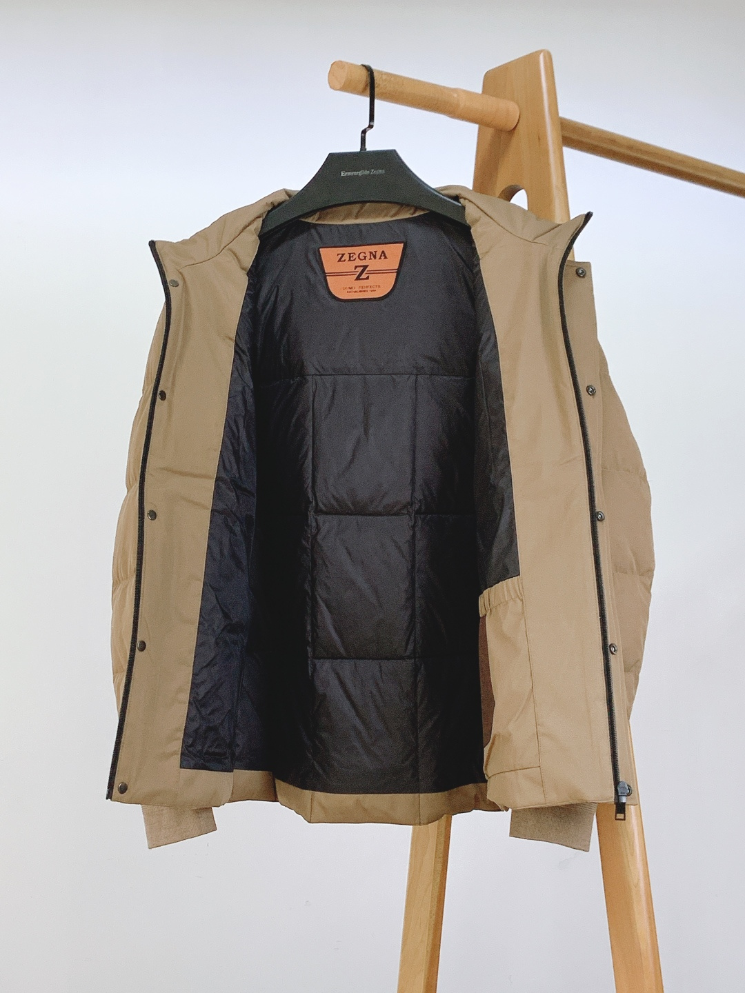 Ermenegildo Zegna 杰尼亚 2025FW秋冬新品 立领羽绒服夹克。利落挺括的立领+隐藏式