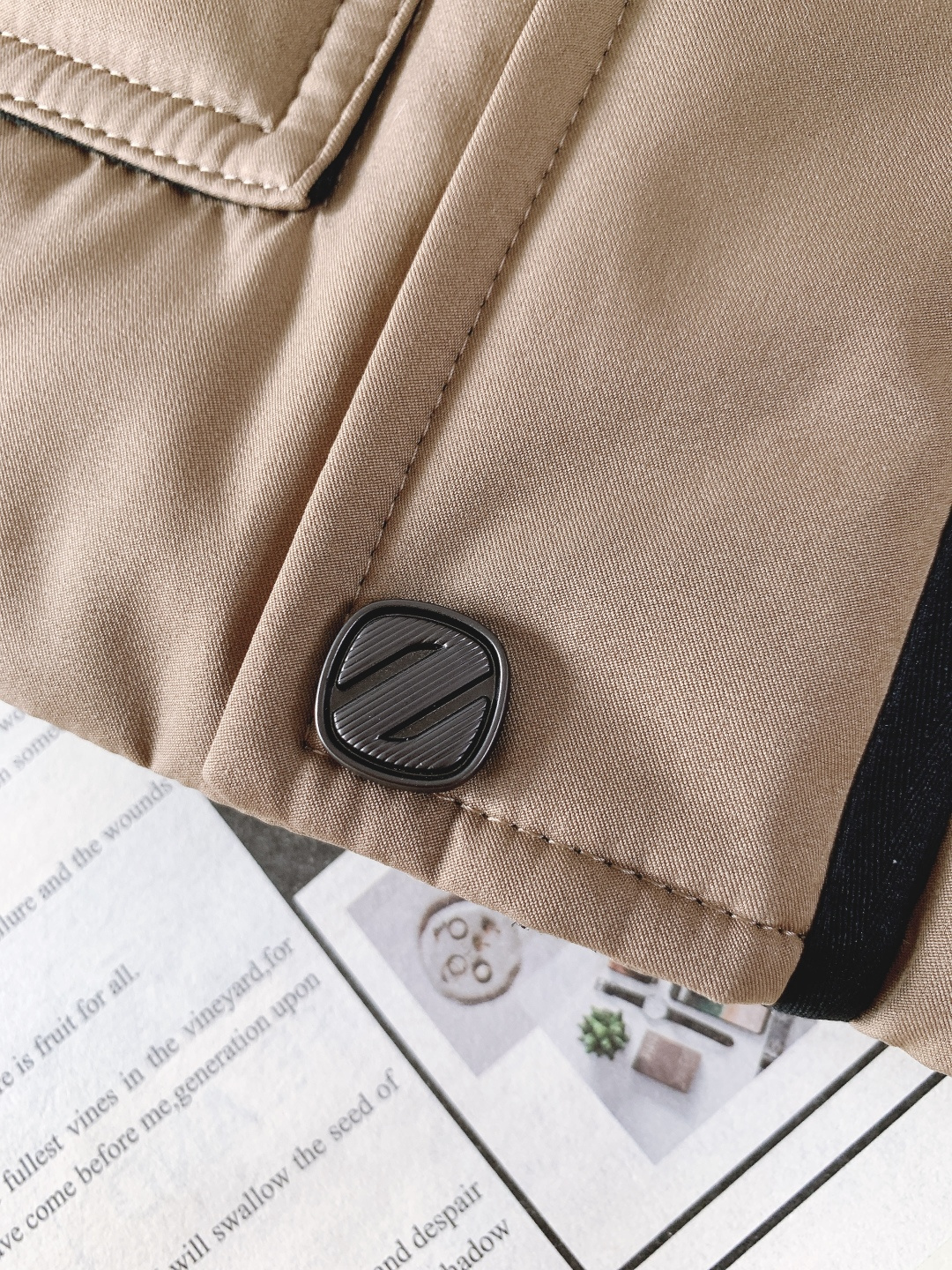 Ermenegildo Zegna 杰尼亚 2025FW秋冬新品 立领羽绒服夹克。利落挺括的立领+隐藏式