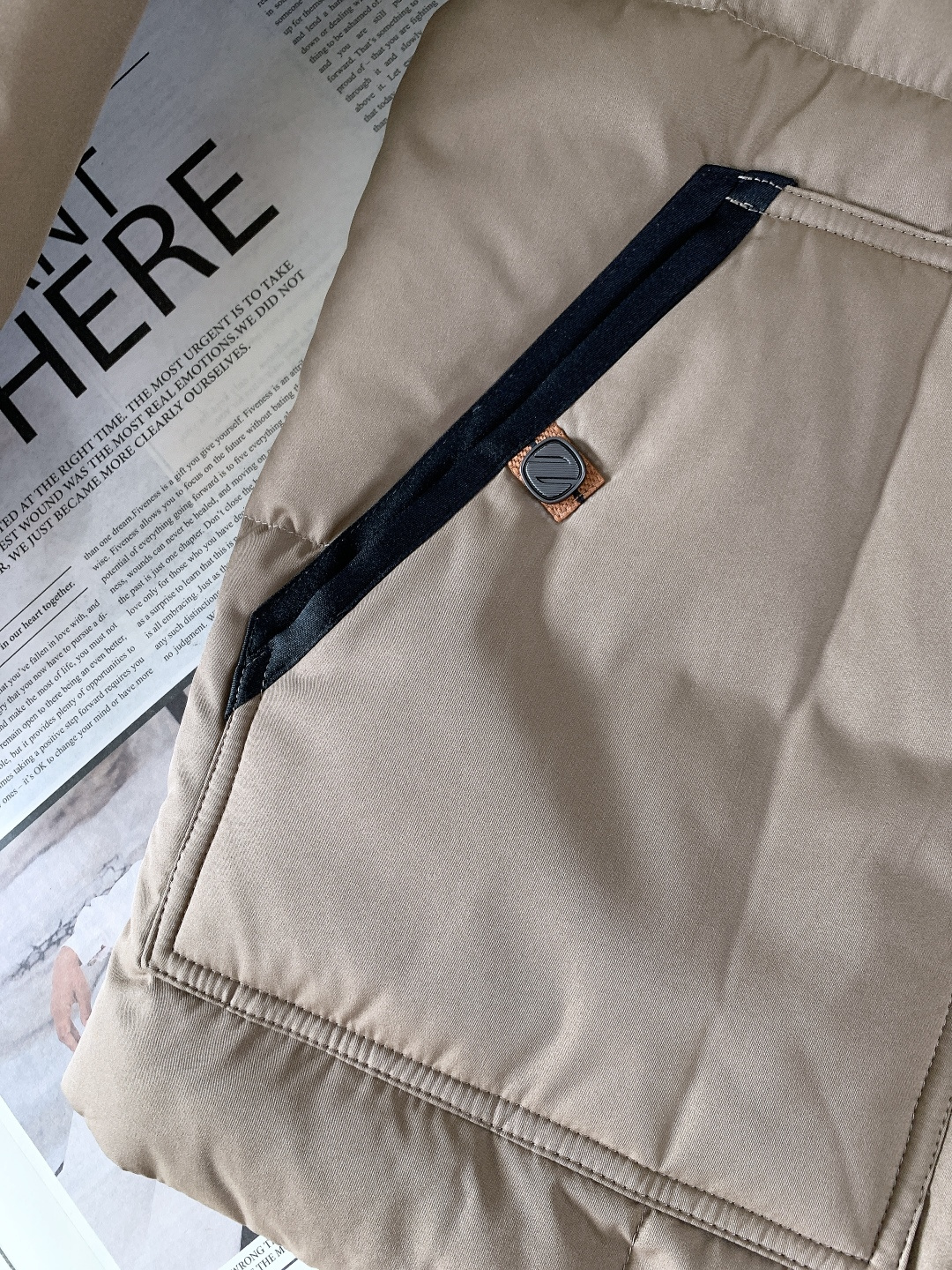 Ermenegildo Zegna 杰尼亚 2025FW秋冬新品 立领羽绒服夹克。利落挺括的立领+隐藏式