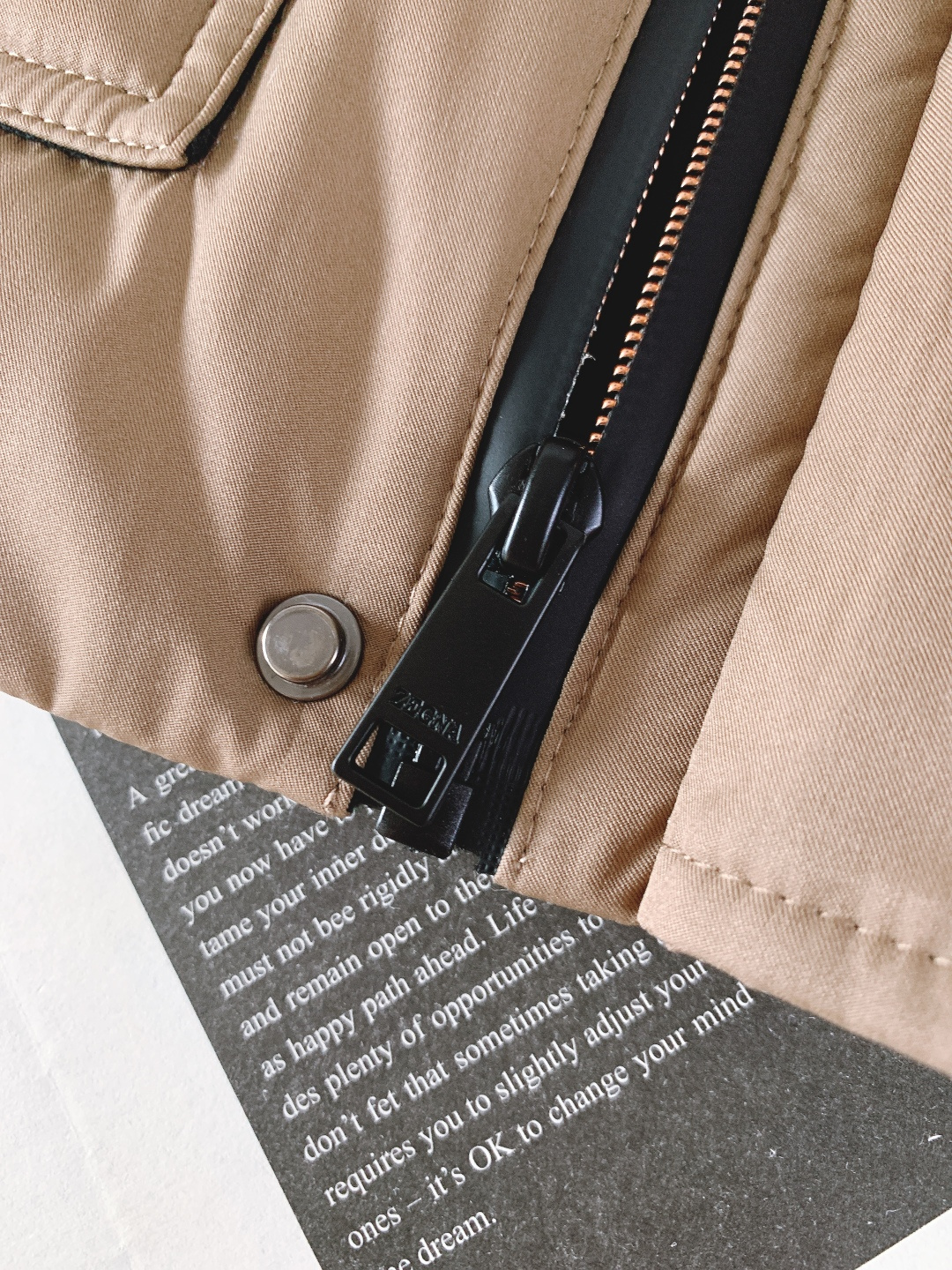 Ermenegildo Zegna 杰尼亚 2025FW秋冬新品 立领羽绒服夹克。利落挺括的立领+隐藏式