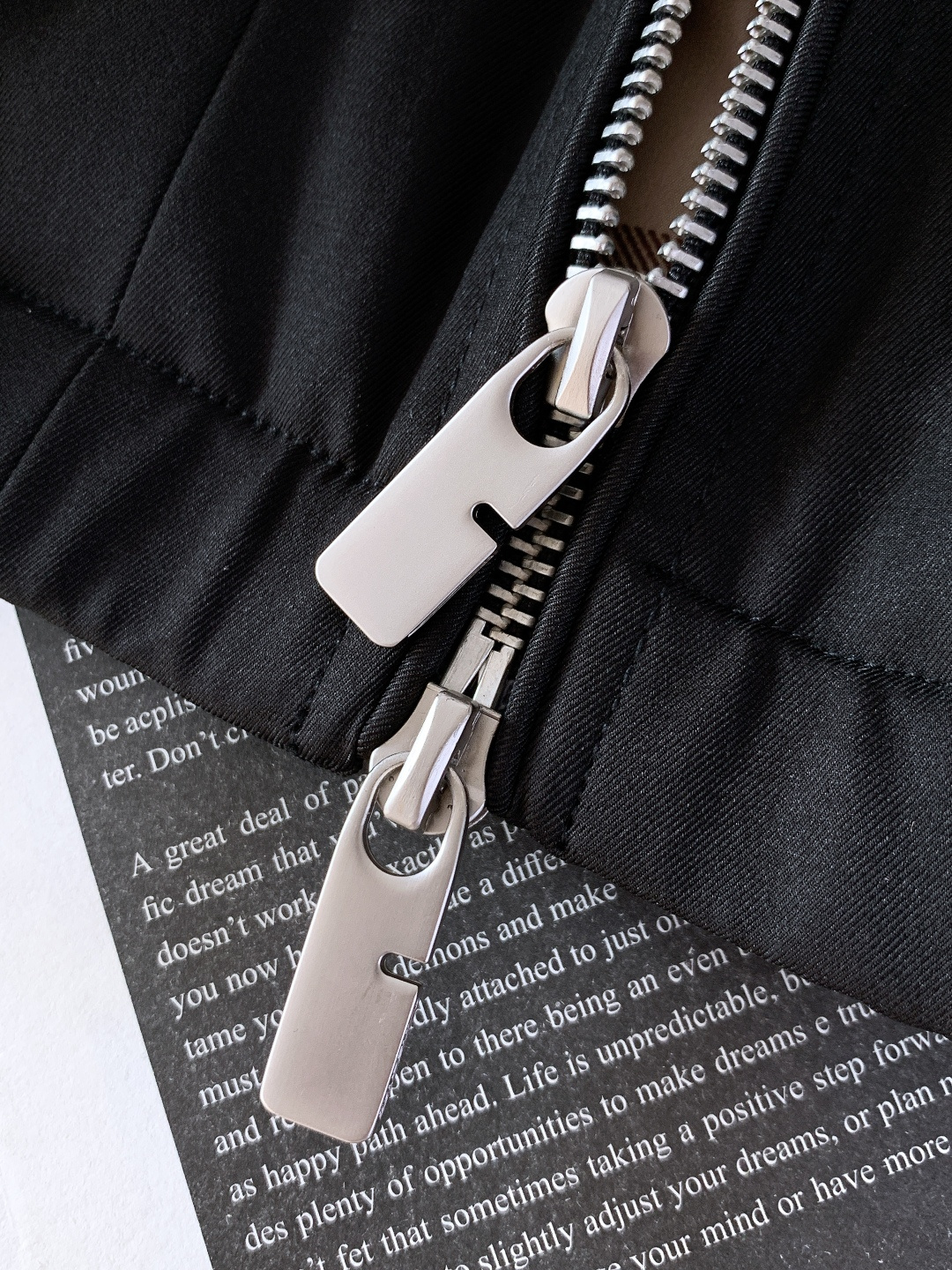 Burberry 巴宝莉 2025FW秋冬新品 连帽夹克羽绒服一、核心设计：经典与实用的平衡• 双色调选