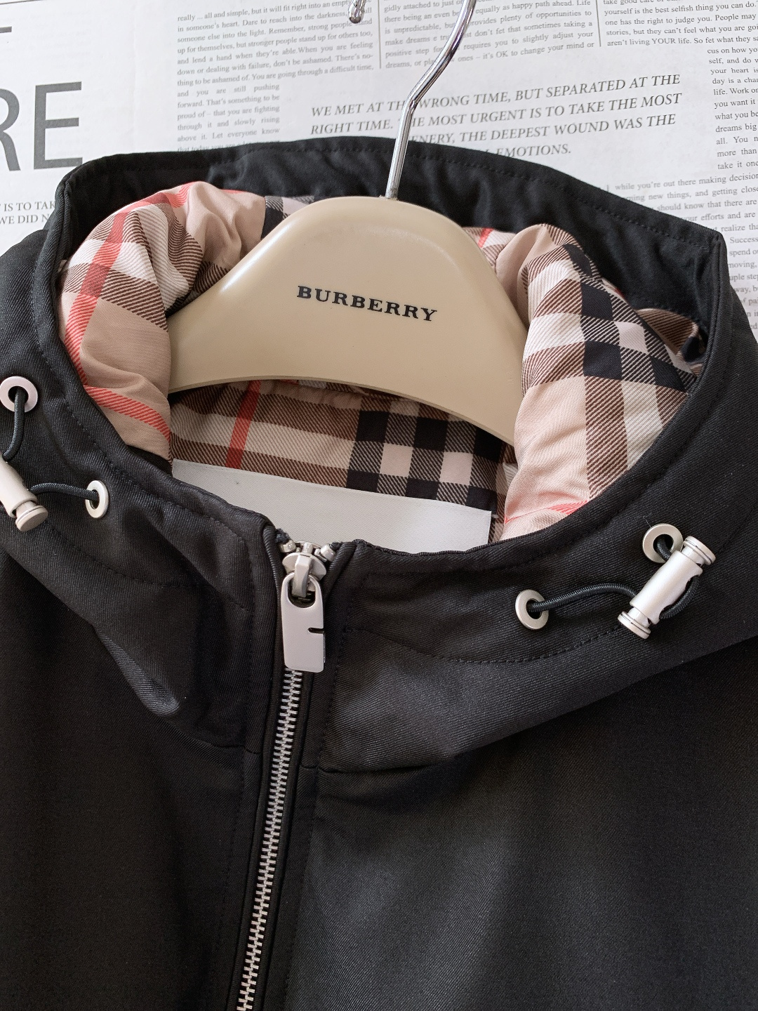 Burberry 巴宝莉 2025FW秋冬新品 连帽夹克羽绒服一、核心设计：经典与实用的平衡• 双色调选