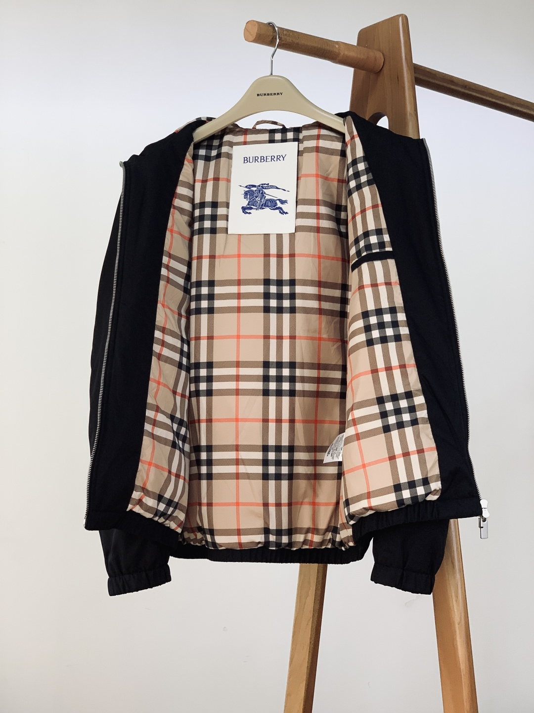 Burberry 巴宝莉 2025FW秋冬新品 连帽夹克羽绒服一、核心设计：经典与实用的平衡• 双色调选