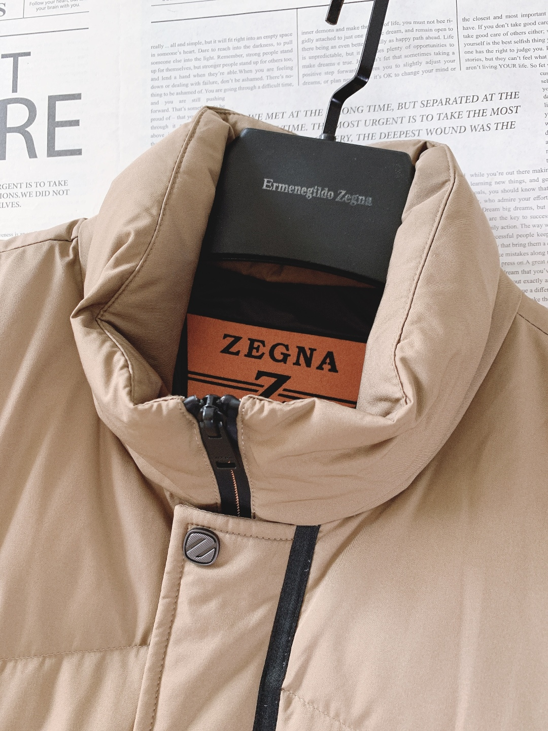 Ermenegildo Zegna 杰尼亚 2025FW秋冬新品 立领羽绒服夹克。利落挺括的立领+隐藏式