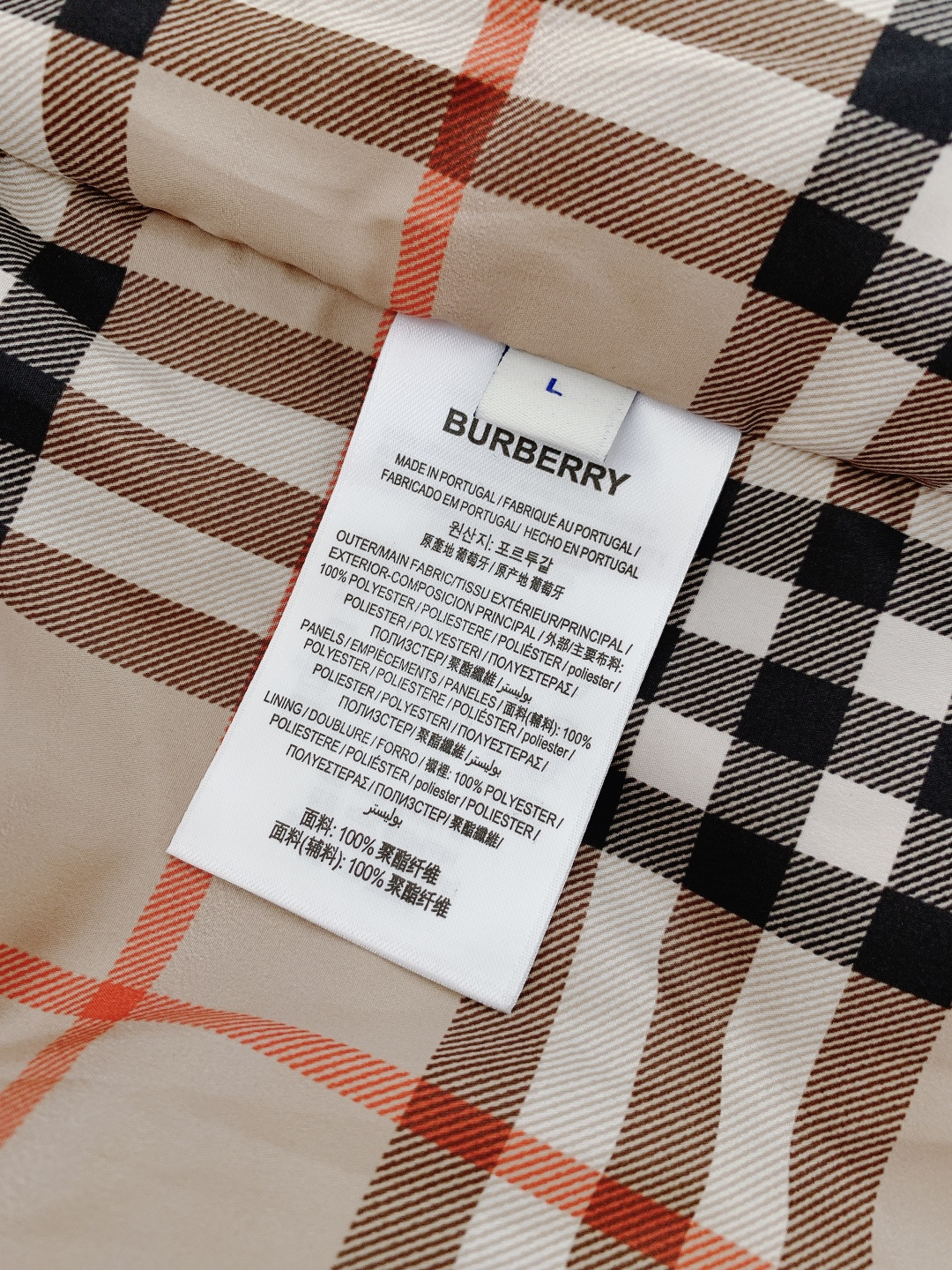 Burberry 巴宝莉 2025FW秋冬新品 连帽夹克羽绒服一、核心设计：经典与实用的平衡• 双色调选