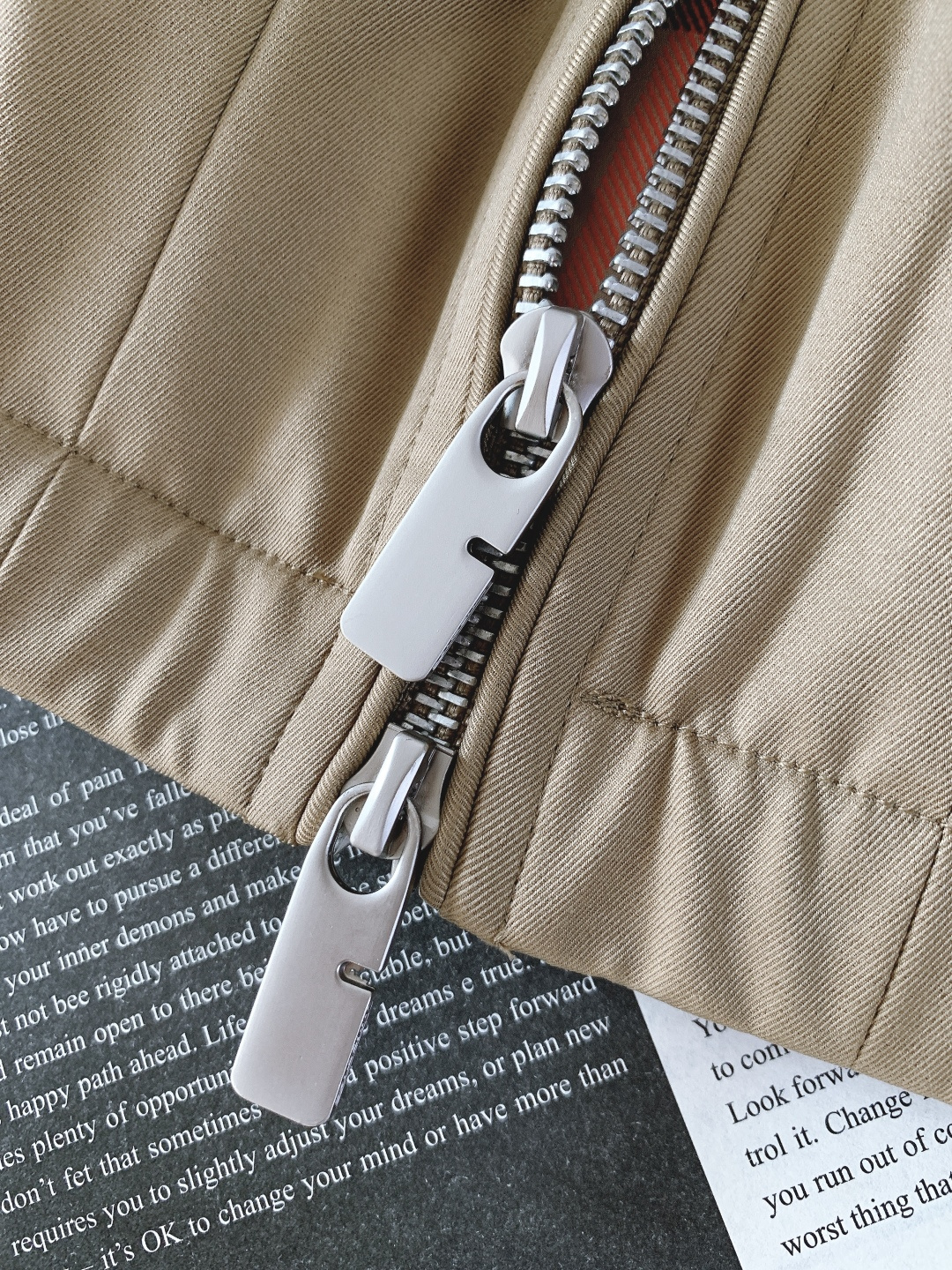 Burberry 巴宝莉 2025FW秋冬新品 连帽夹克羽绒服一、核心设计：经典与实用的平衡• 双色调选