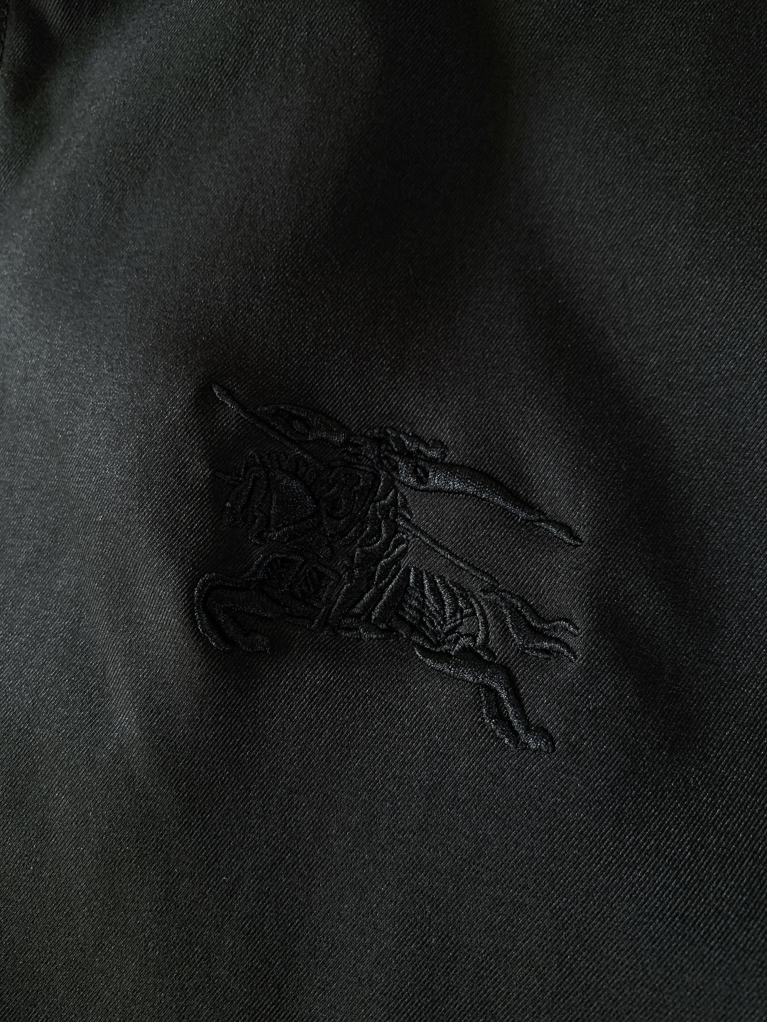 Burberry 巴宝莉 2025FW秋冬新品 连帽夹克羽绒服一、核心设计：经典与实用的平衡• 双色调选