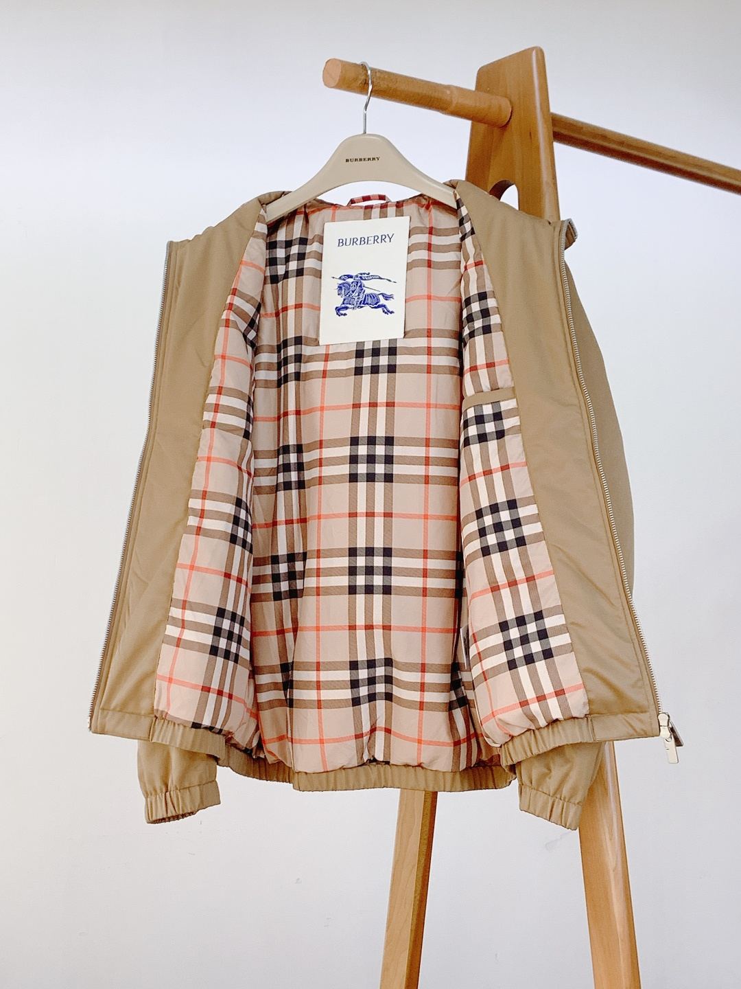 Burberry 巴宝莉 2025FW秋冬新品 连帽夹克羽绒服一、核心设计：经典与实用的平衡• 双色调选