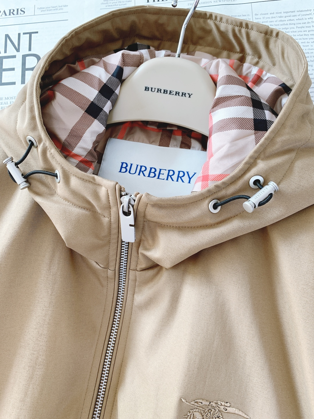 Burberry 巴宝莉 2025FW秋冬新品 连帽夹克羽绒服一、核心设计：经典与实用的平衡• 双色调选