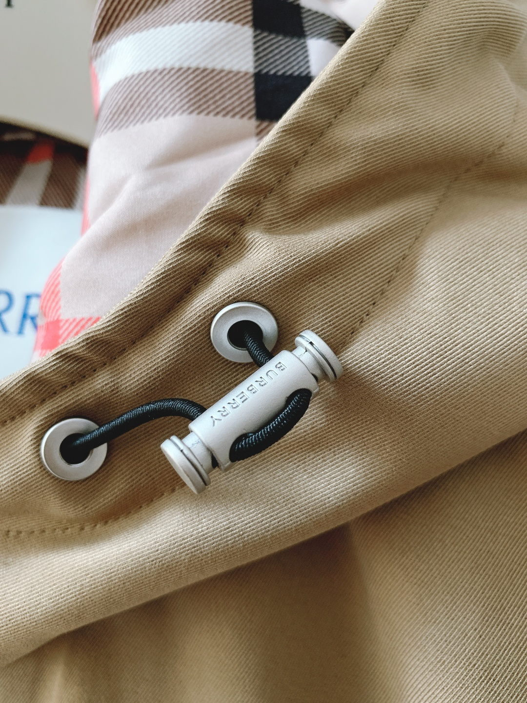 Burberry 巴宝莉 2025FW秋冬新品 连帽夹克羽绒服一、核心设计：经典与实用的平衡• 双色调选