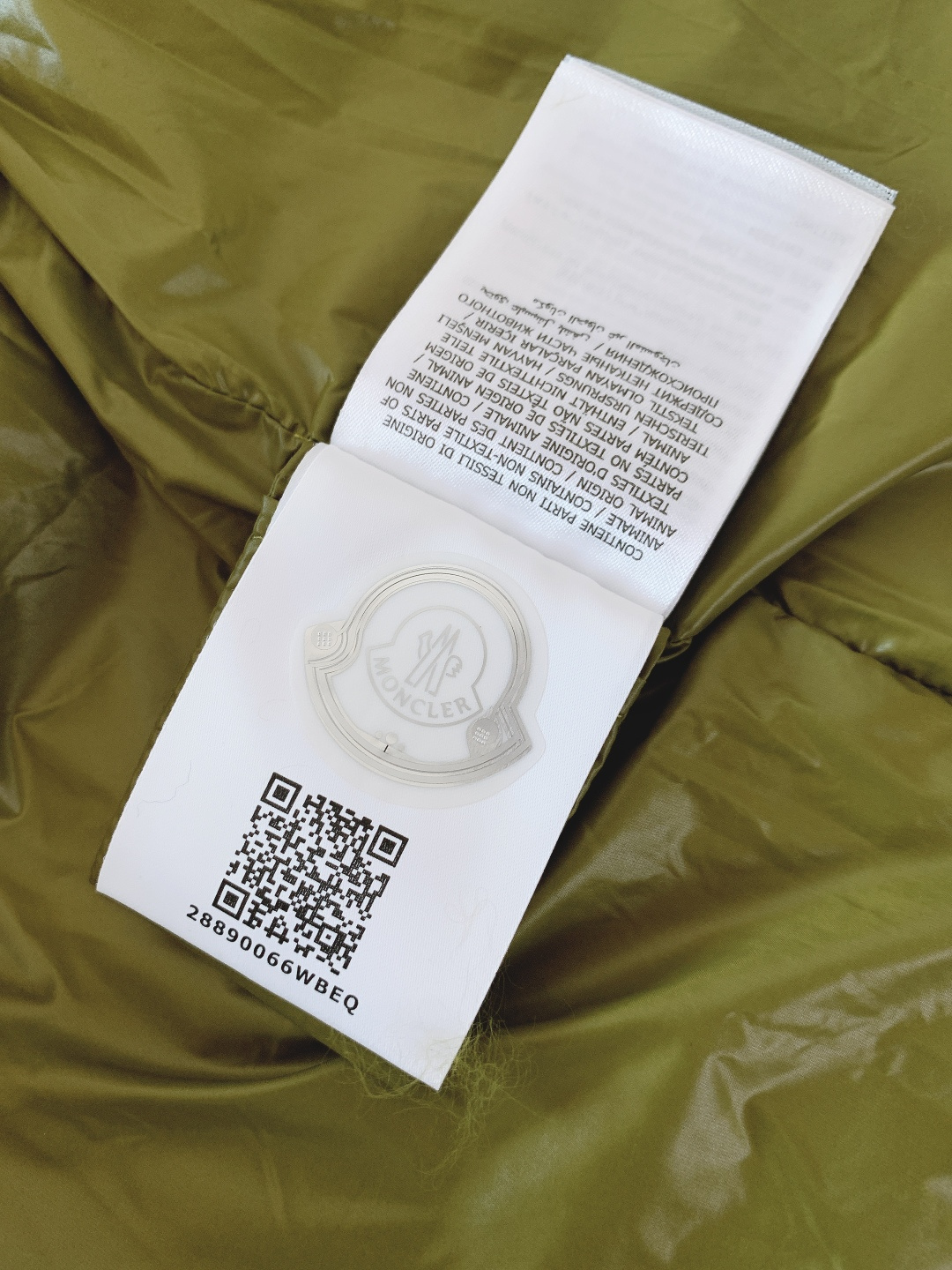 Moncler 蒙口 2025FW秋冬新品LiPsi羽绒马甲。采用轻盈防风尼龙面料，质感顺滑且抗皱易打理