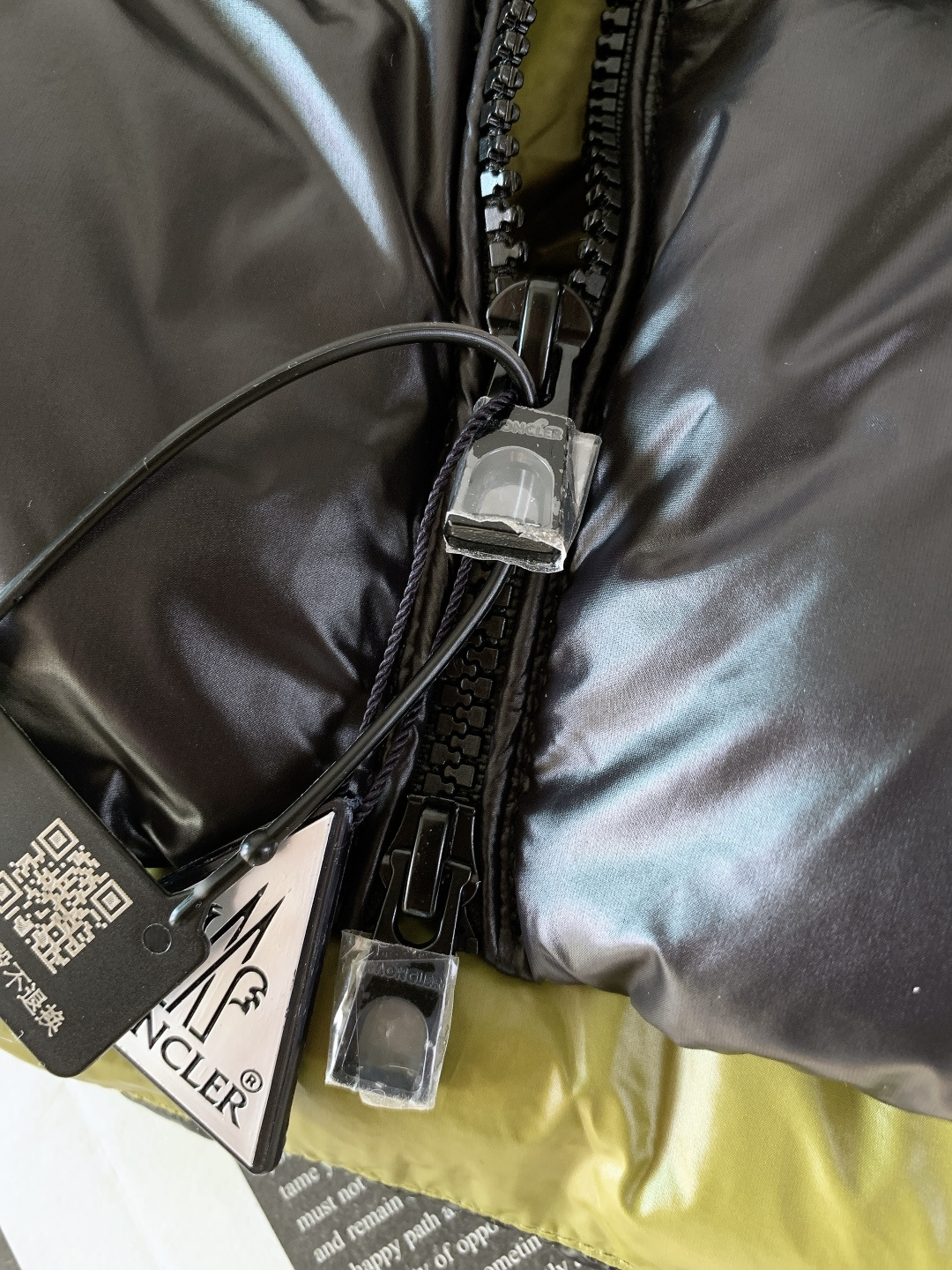 Moncler 蒙口 2025FW秋冬新品LiPsi羽绒马甲。采用轻盈防风尼龙面料，质感顺滑且抗皱易打理