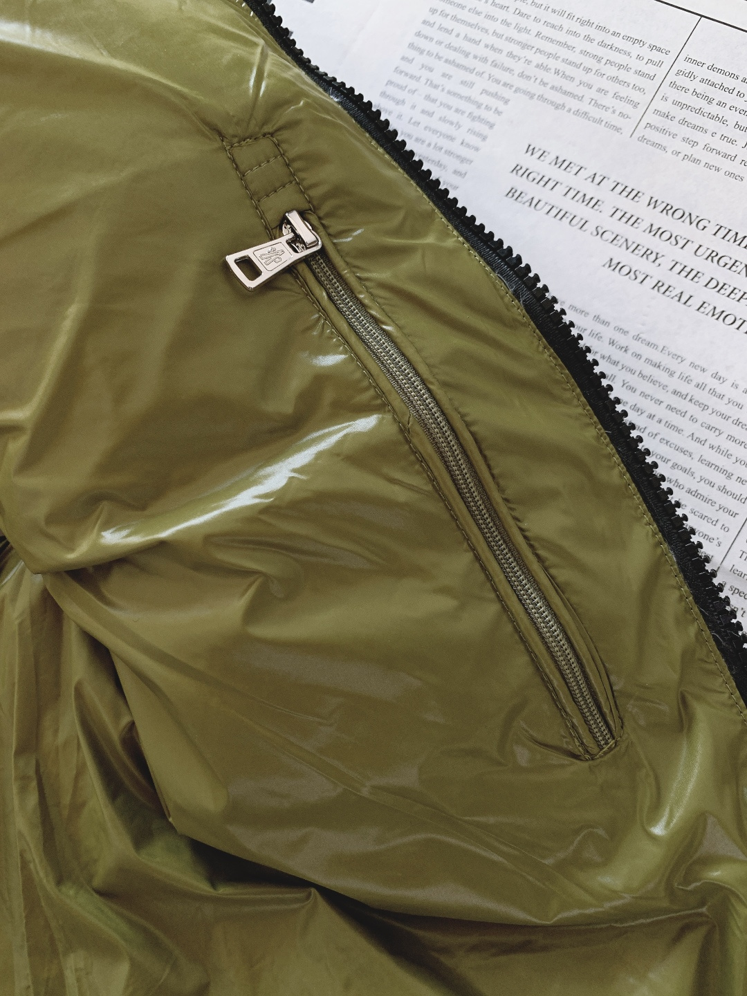 Moncler 蒙口 2025FW秋冬新品LiPsi羽绒马甲。采用轻盈防风尼龙面料，质感顺滑且抗皱易打理