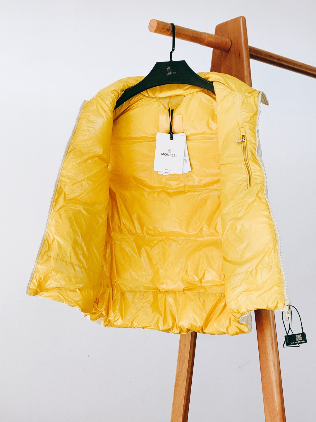 Moncler 蒙口 2025FW秋冬新品LiPsi羽绒马甲。采用轻盈防风尼龙面料，质感顺滑且抗皱易打理