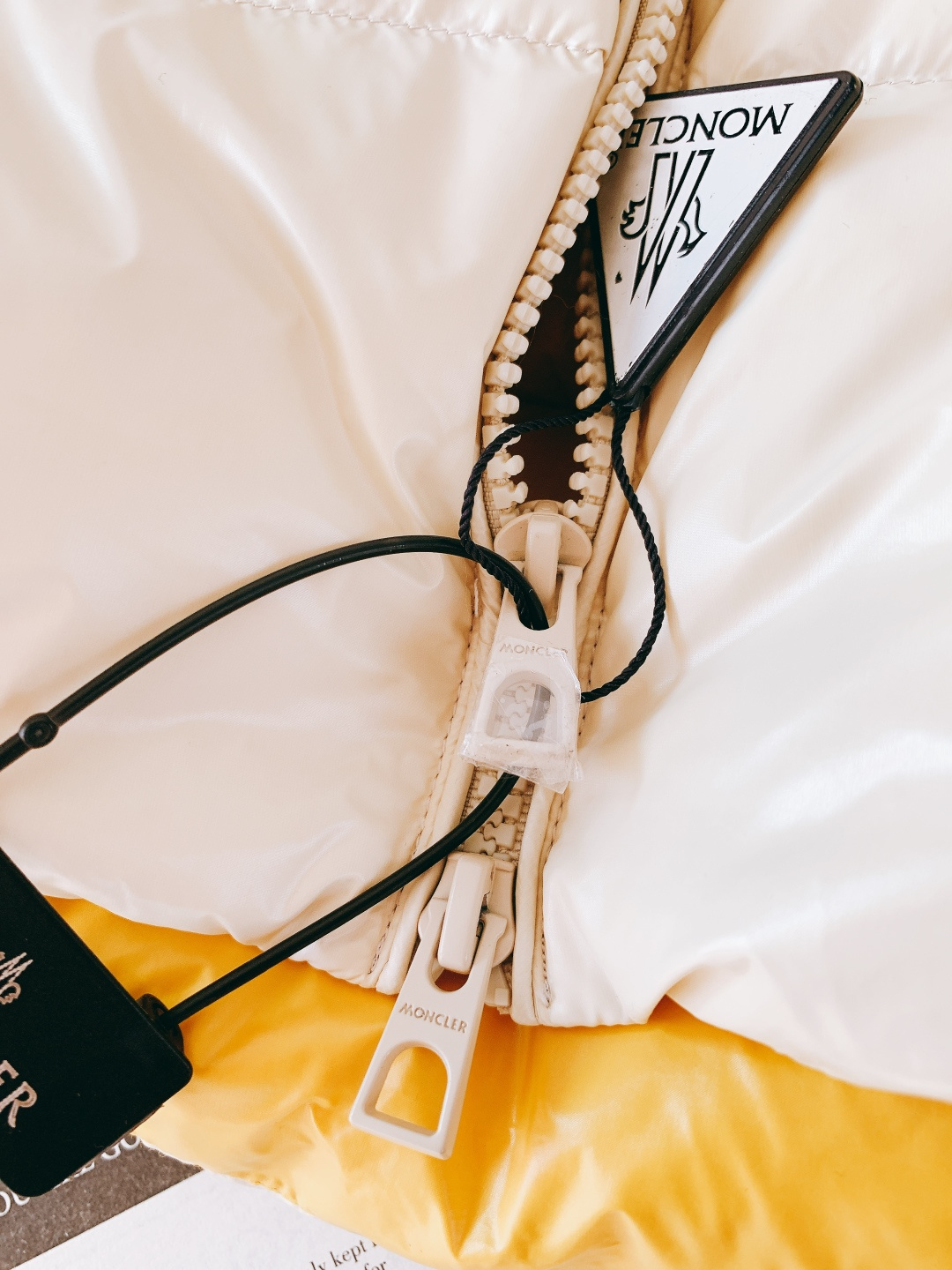 Moncler 蒙口 2025FW秋冬新品LiPsi羽绒马甲。采用轻盈防风尼龙面料，质感顺滑且抗皱易打理