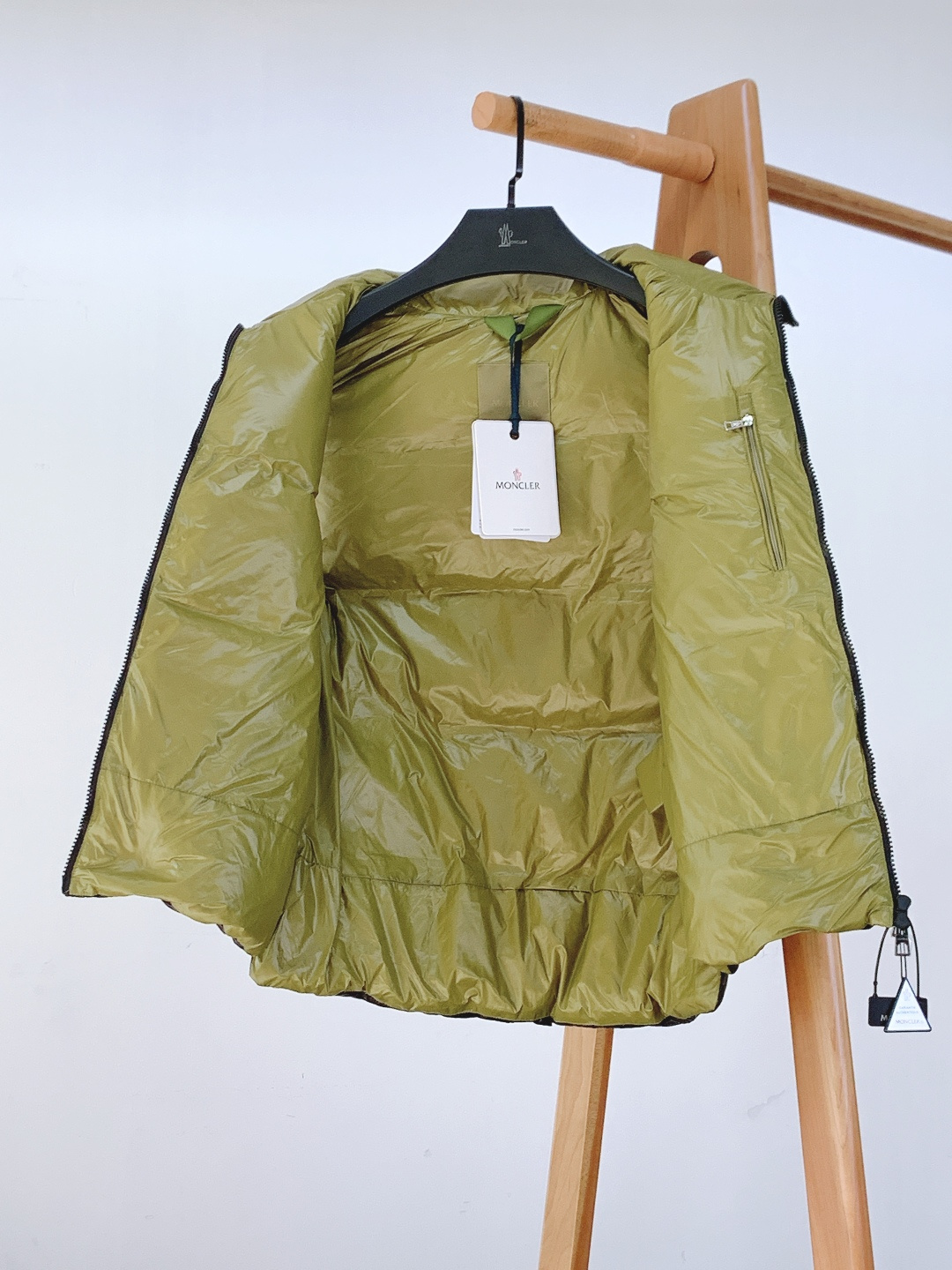 Moncler 蒙口 2025FW秋冬新品LiPsi羽绒马甲。采用轻盈防风尼龙面料，质感顺滑且抗皱易打理