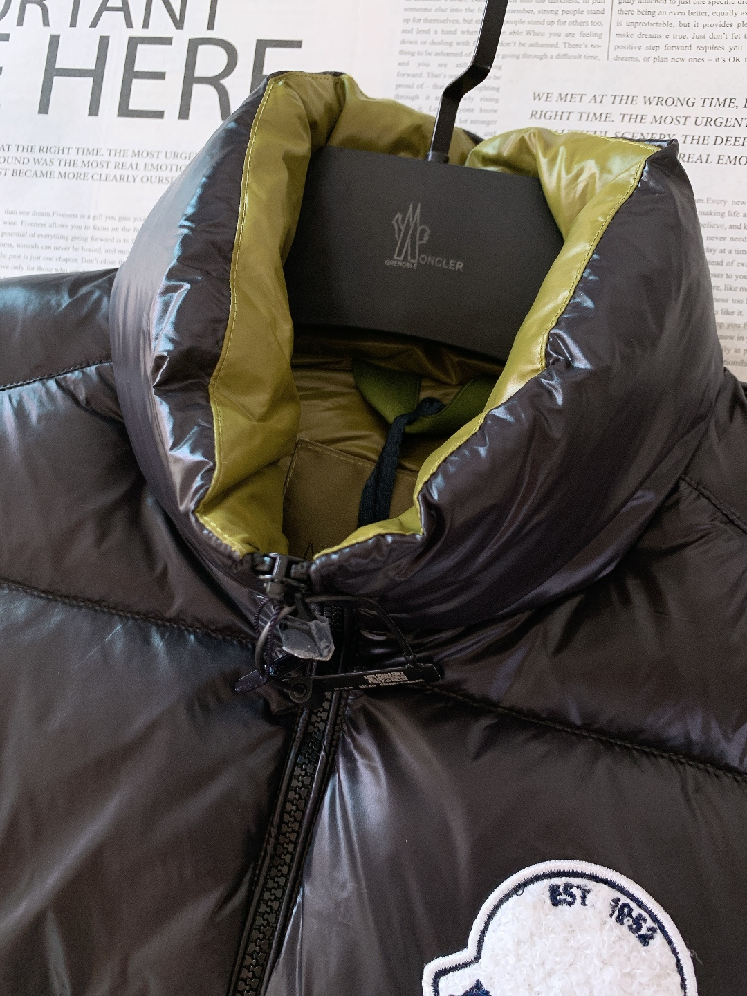 Moncler 蒙口 2025FW秋冬新品LiPsi羽绒马甲。采用轻盈防风尼龙面料，质感顺滑且抗皱易打理