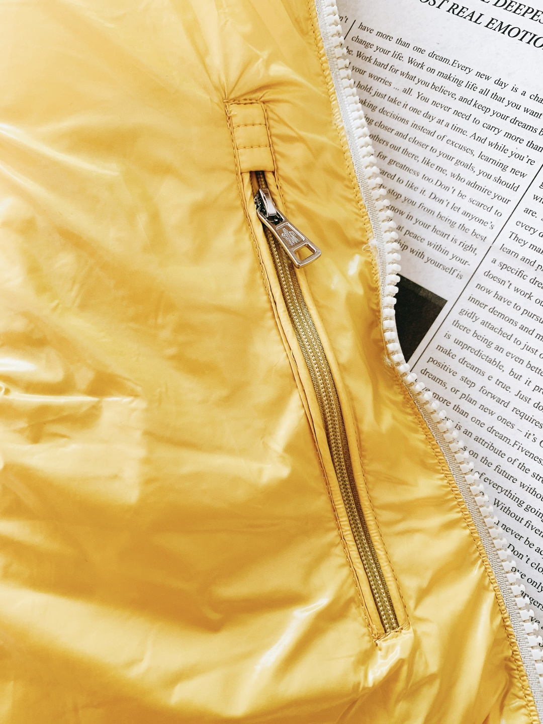 Moncler 蒙口 2025FW秋冬新品LiPsi羽绒马甲。采用轻盈防风尼龙面料，质感顺滑且抗皱易打理