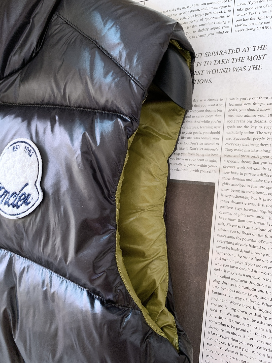 Moncler 蒙口 2025FW秋冬新品LiPsi羽绒马甲。采用轻盈防风尼龙面料，质感顺滑且抗皱易打理