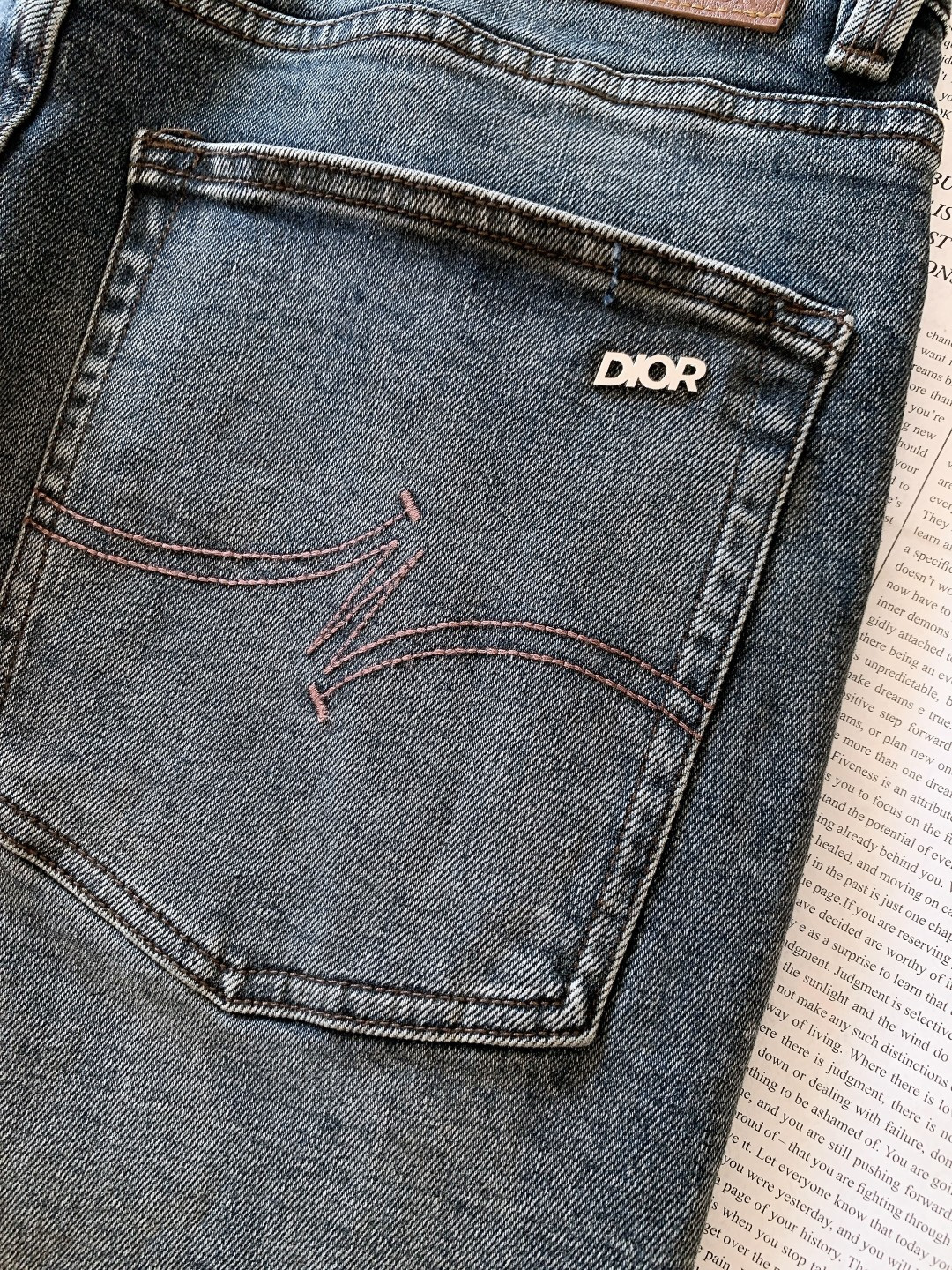 Dior Homme 迪奥·桀傲 2025FW秋冬新品 高级时装感 进口牛仔面料 , 洗水牛仔裤。面料很