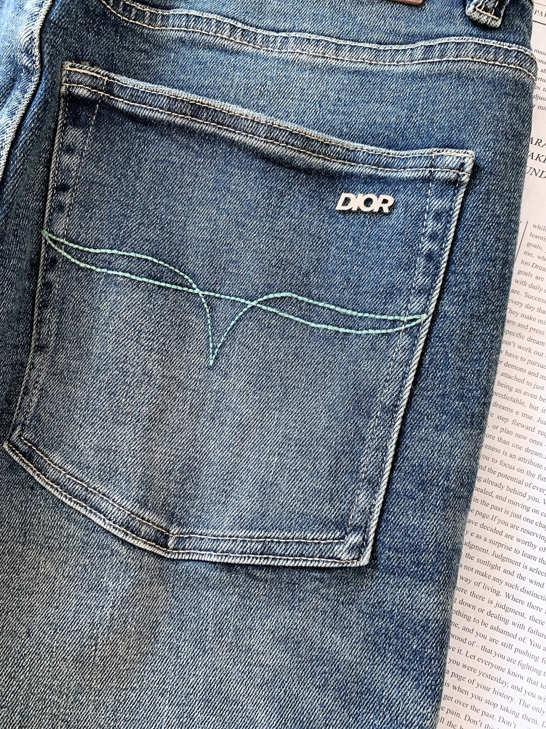 Dior Homme 迪奥·桀傲 2025FW秋冬新品 高级时装感 进口牛仔面料 , 洗水牛仔裤。面料很