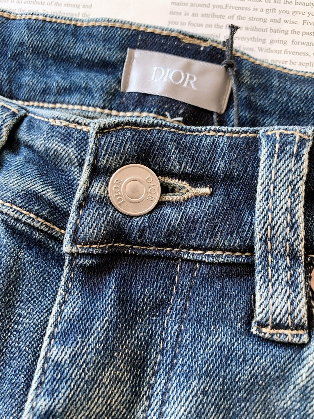 Dior Homme 迪奥·桀傲 2025FW秋冬新品 高级时装感 进口牛仔面料 , 洗水牛仔裤。面料很