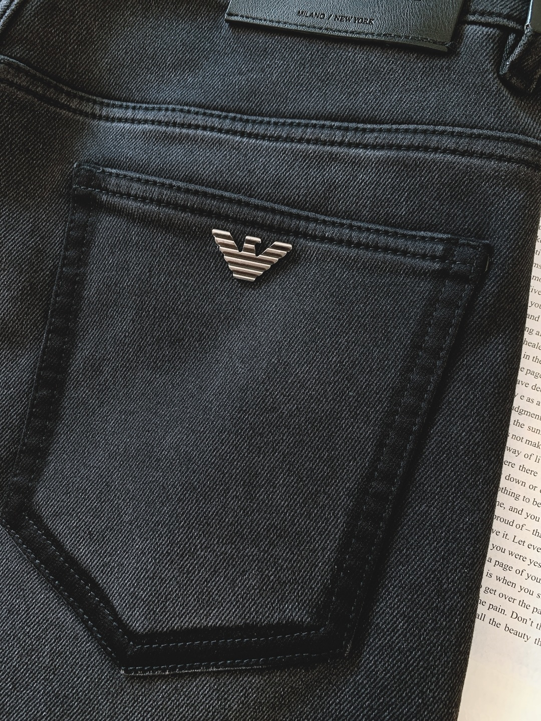 Armani 阿玛尼 2025FW秋冬新品 高级时装感 进口牛仔面料 , 洗水牛仔裤。面料很特殊，超细精